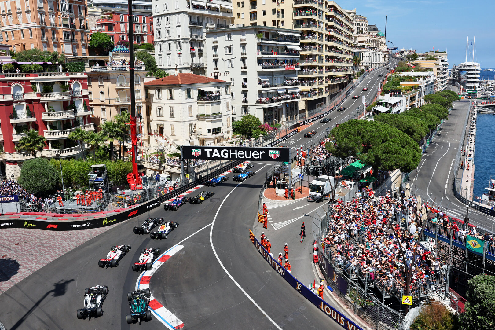 GP MONACO, Valtteri Bottas (FIN) Cadillac Formula 1 Team MAC-26 e Fernando Alonso (ESP) Aston Martin F1 Team AMR26 at the partenza of the race.
07.06.2026. Formula 1 World Championship, Rd 6, Monaco Grand Prix, Monte Carlo, Monaco, Gara Day.
- www.xpbimages.com, EMail: requests@xpbimages.com © Copyright: Bearne / XPB Images