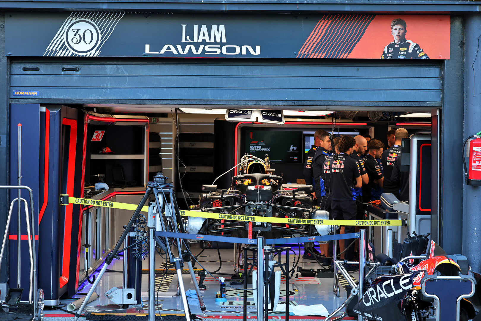 GP OLANDA, Red Bull Racing RB22 of Liam Lawson (NZL) Red Bull Racing being prepared in the pit garage.
20.08.2026. Formula 1 World Championship, Rd 12, Dutch Grand Prix, Zandvoort, Netherlands, Preparation Day.
- www.xpbimages.com, EMail: requests@xpbimages.com © Copyright: Batchelor / XPB Images