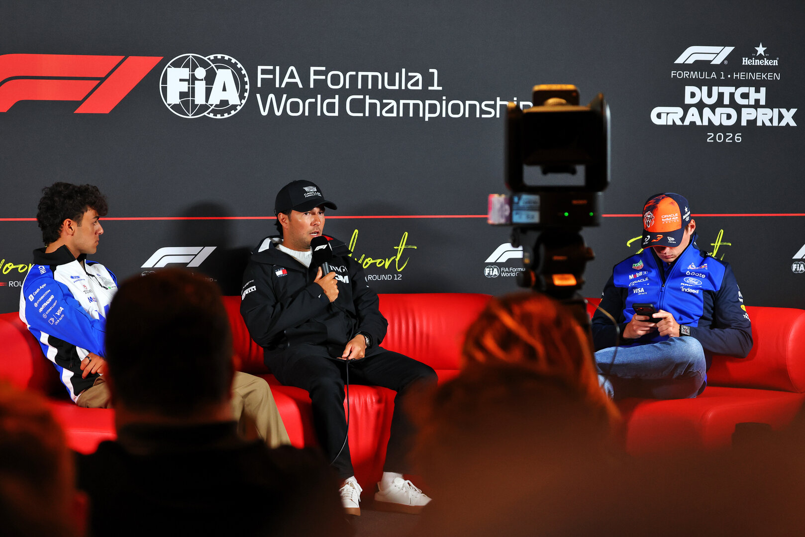 GP OLANDA, (L to R): Arvid Lindblad (GBR) Racing Bulls Formula One Team; Sergio Perez (MEX) Cadillac Formula 1 Team; e Max Verstappen (NLD) Red Bull Racing, in the FIA Press Conference.
20.08.2026. Formula 1 World Championship, Rd 12, Dutch Grand Prix, Zandvoort, Netherlands, Preparation Day.
- www.xpbimages.com, EMail: requests@xpbimages.com © Copyright: Bearne / XPB Images