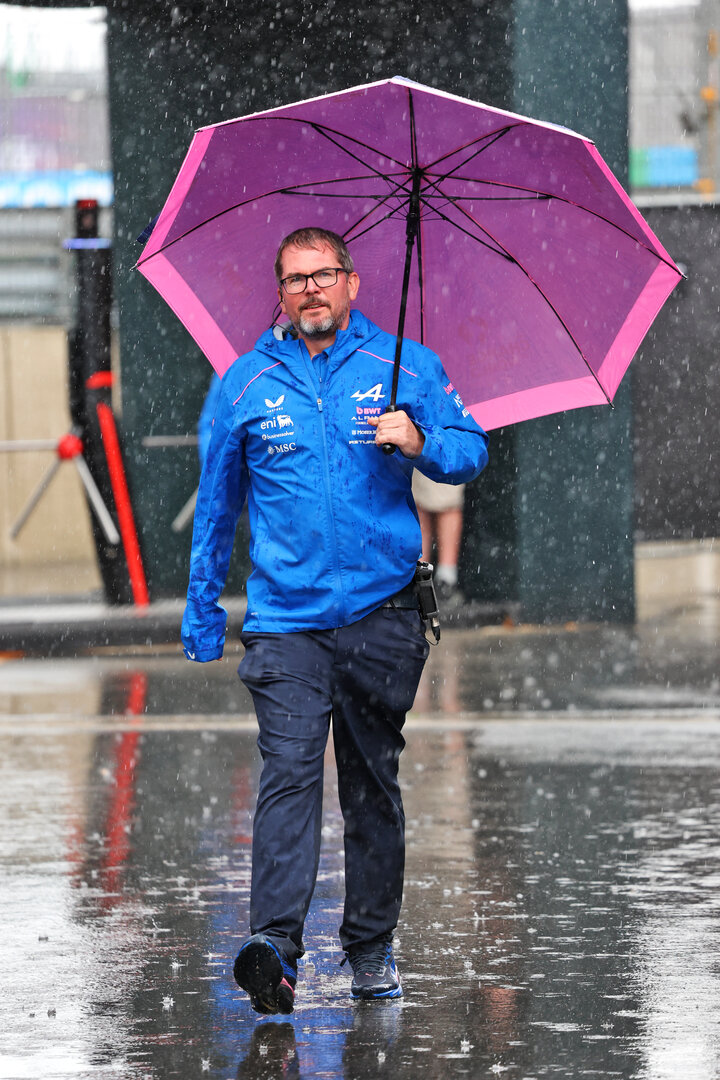GP OLANDA, Alpine F1 Team mechanic in the rain in the paddock.
20.08.2026. Formula 1 World Championship, Rd 12, Dutch Grand Prix, Zandvoort, Netherlands, Preparation Day.
- www.xpbimages.com, EMail: requests@xpbimages.com © Copyright: Batchelor / XPB Images