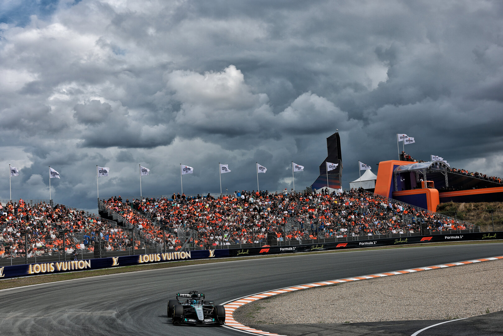 GP OLANDA, George Russell (GBR) Mercedes AMG Formula One Team W17.
21.08.2026. Formula 1 World Championship, Rd 12, Dutch Grand Prix, Zandvoort, Netherlands, Sprint Qualifiche Day.
- www.xpbimages.com, EMail: requests@xpbimages.com © Copyright: Charniaux / XPB Images