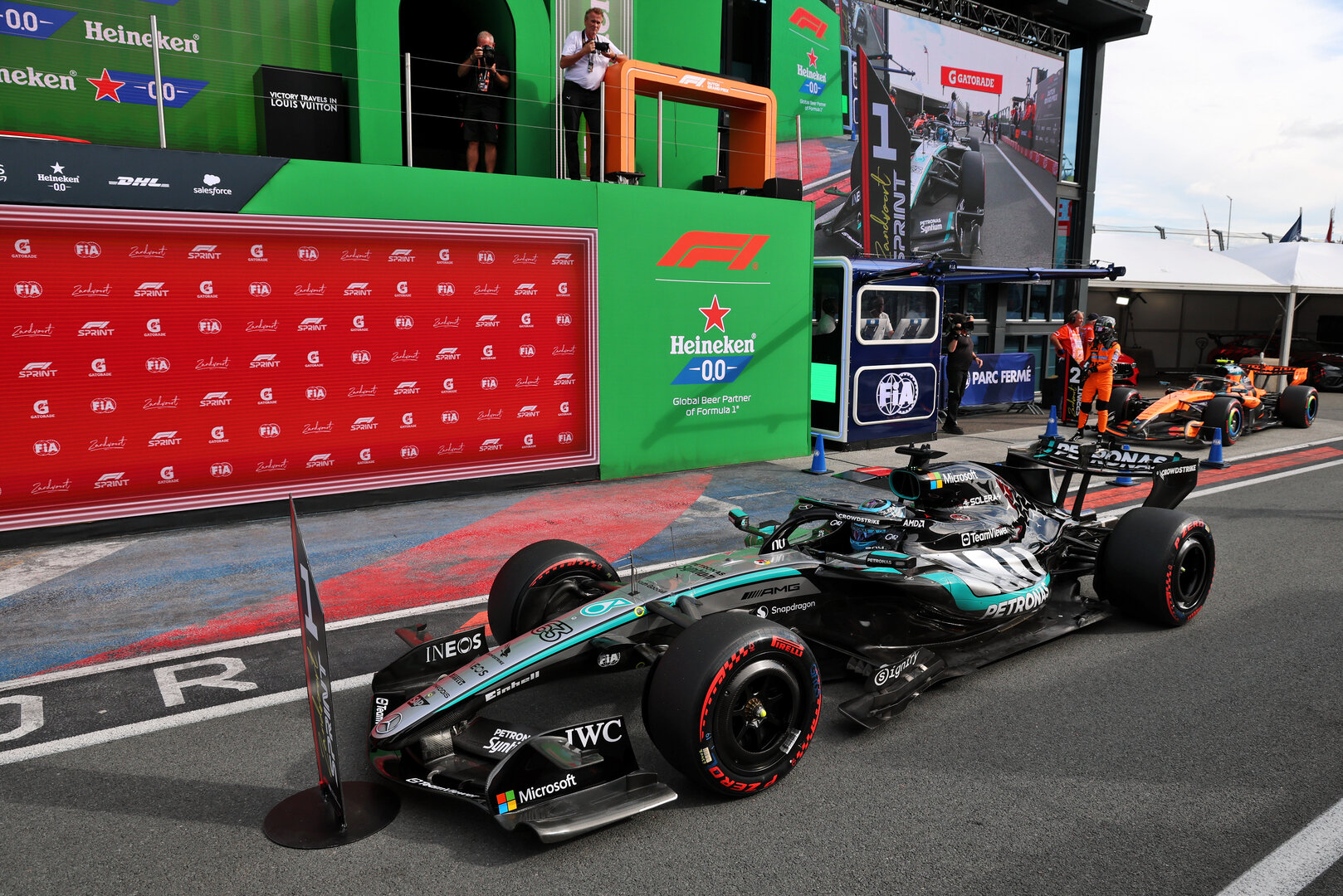 GP OLANDA, Pole sitter George Russell (GBR) Mercedes AMG Formula One Team W17 in Sprint qualifying parc ferme.
21.08.2026. Formula 1 World Championship, Rd 12, Dutch Grand Prix, Zandvoort, Netherlands, Sprint Qualifiche Day.
- www.xpbimages.com, EMail: requests@xpbimages.com © Copyright: Batchelor / XPB Images