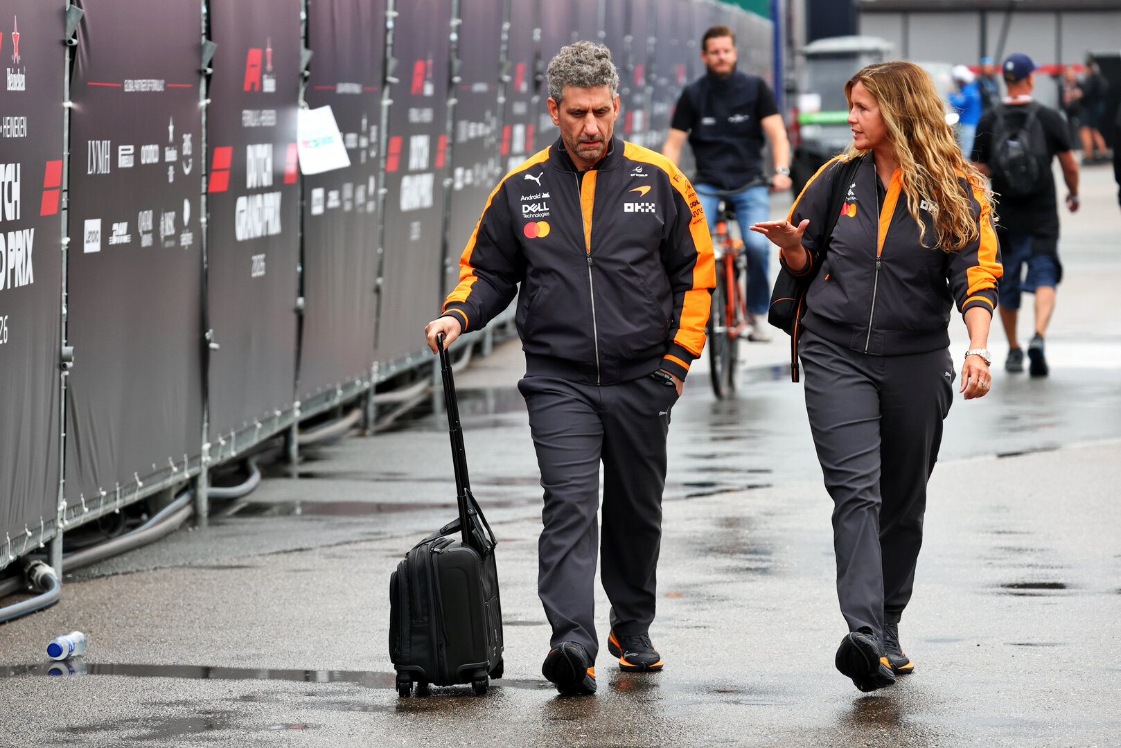 GP OLANDA, (L to R): Andrea Stella (ITA) McLaren F1 Team Team Principal with Stephanie Carlin (GBR) McLaren F1 Team Business Operations Director.
22.08.2026. Formula 1 World Championship, Rd 12, Dutch Grand Prix, Zandvoort, Netherlands, Sprint e Qualifiche Day.
- www.xpbimages.com, EMail: requests@xpbimages.com © Copyright: Bearne / XPB Images