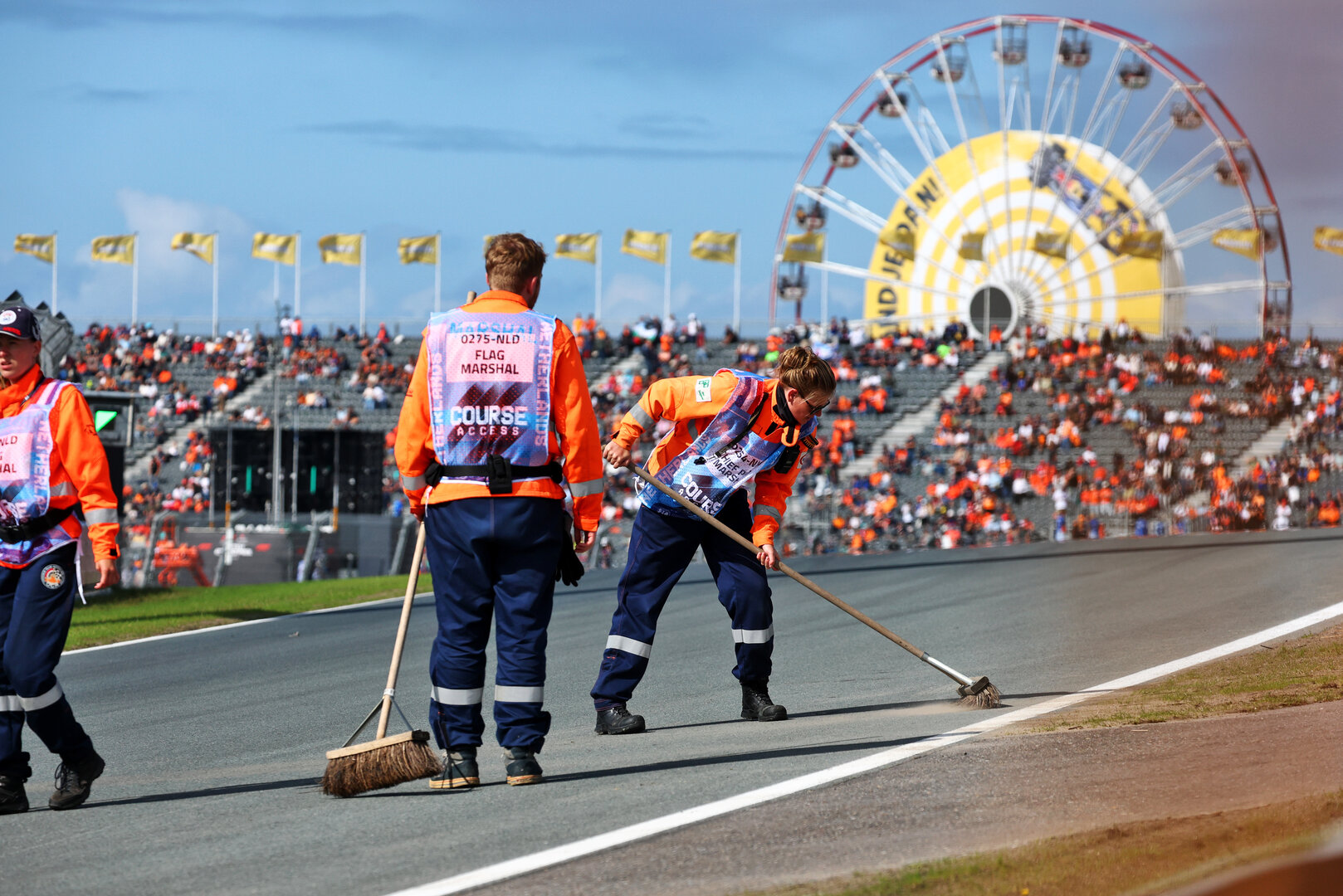GP OLANDA, Circuit Atmosfera - track sweeping by marshals.
22.08.2026. Formula 1 World Championship, Rd 12, Dutch Grand Prix, Zandvoort, Netherlands, Sprint e Qualifiche Day.
- www.xpbimages.com, EMail: requests@xpbimages.com © Copyright: Bearne / XPB Images