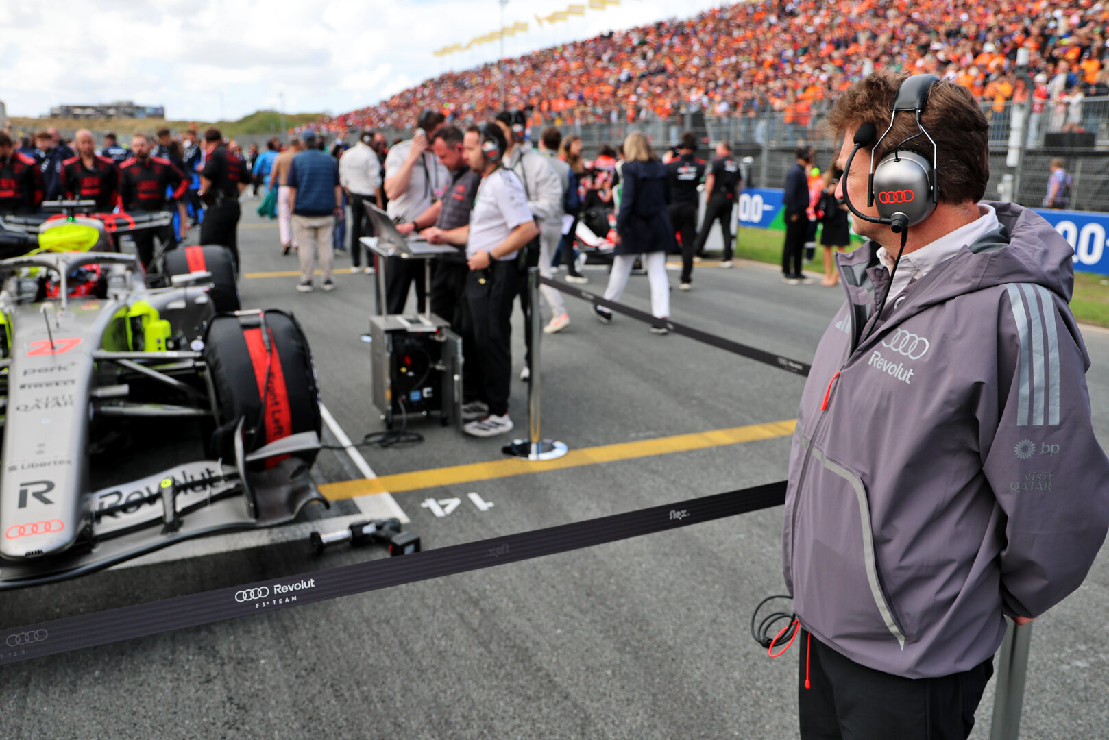GP OLANDA, Allan McNish (GBR) Audi F1 Team Racing Director on the grid.
22.08.2026. Formula 1 World Championship, Rd 12, Dutch Grand Prix, Zandvoort, Netherlands, Sprint e Qualifiche Day.
- www.xpbimages.com, EMail: requests@xpbimages.com © Copyright: Batchelor / XPB Images