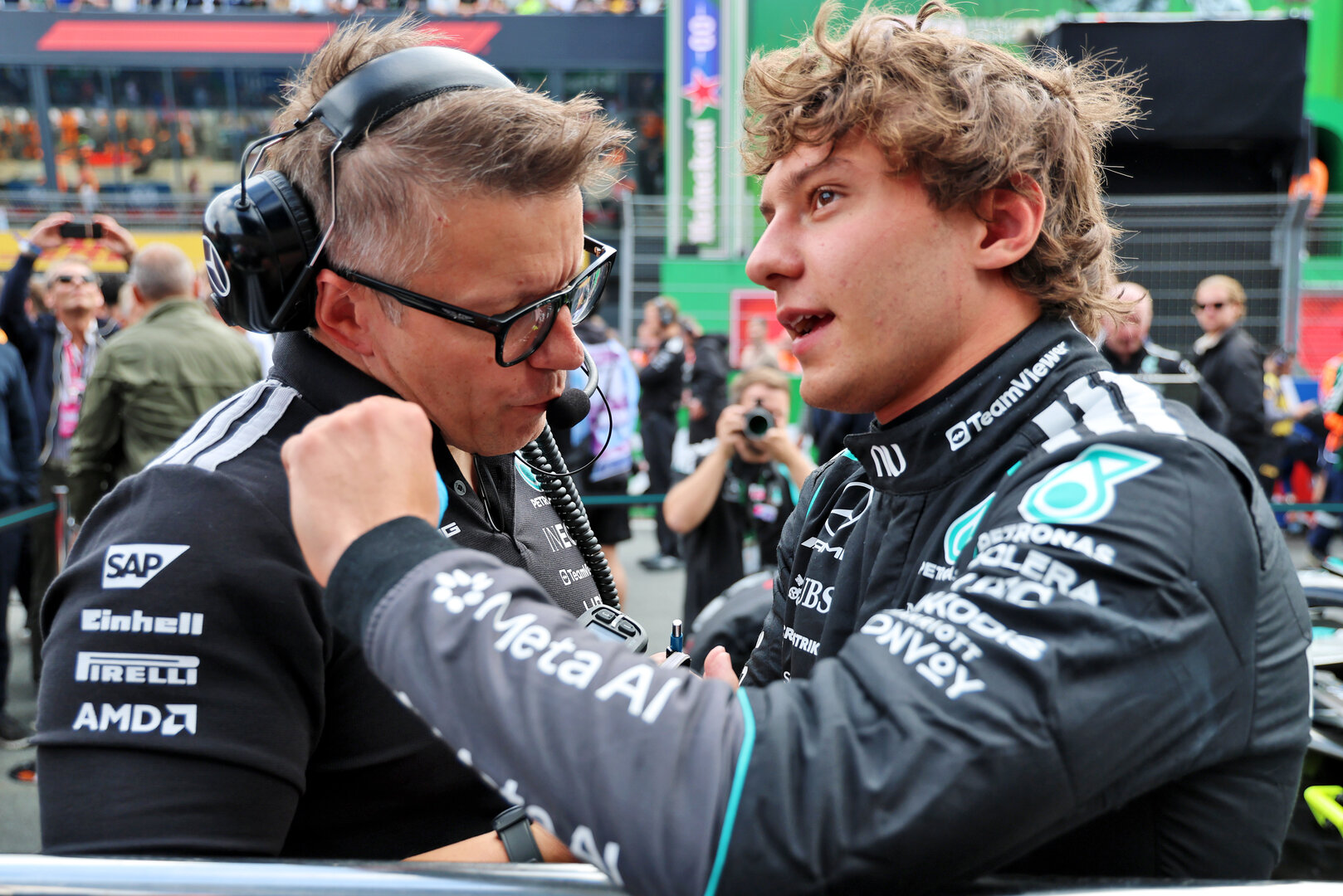 GP OLANDA, (L to R): Peter Bonnington (GBR) Mercedes AMG Formula One Team Gara Engineer with Andrea Kimi Antonelli (ITA) Mercedes AMG Formula One Team on the grid.
22.08.2026. Formula 1 World Championship, Rd 12, Dutch Grand Prix, Zandvoort, Netherlands, Sprint e Qualifiche Day.
- www.xpbimages.com, EMail: requests@xpbimages.com © Copyright: Batchelor / XPB Images