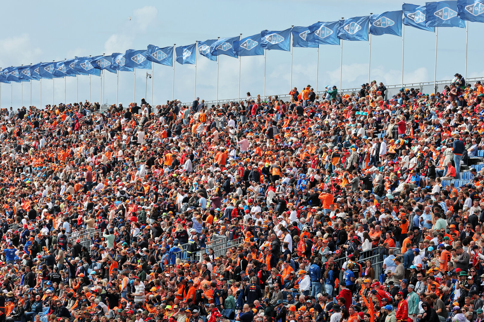 GP OLANDA, Circuit Atmosfera - fans in the grandstand.
22.08.2026. Formula 1 World Championship, Rd 12, Dutch Grand Prix, Zandvoort, Netherlands, Sprint e Qualifiche Day.
- www.xpbimages.com, EMail: requests@xpbimages.com © Copyright: Moy / XPB Images