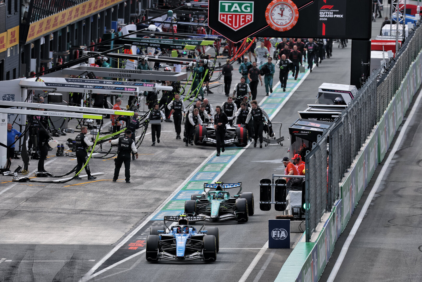 GP OLANDA, Carlos Sainz (ESP) Williams F1 Team FW48; Fernando Alonso (ESP) Aston Martin F1 Team AMR26 e Sergio Perez (MEX) Cadillac Formula 1 Team MAC-26 in the pits at the partenza of the race.
22.08.2026. Formula 1 World Championship, Rd 12, Dutch Grand Prix, Zandvoort, Netherlands, Sprint e Qualifiche Day.
- www.xpbimages.com, EMail: requests@xpbimages.com © Copyright: Moy / XPB Images