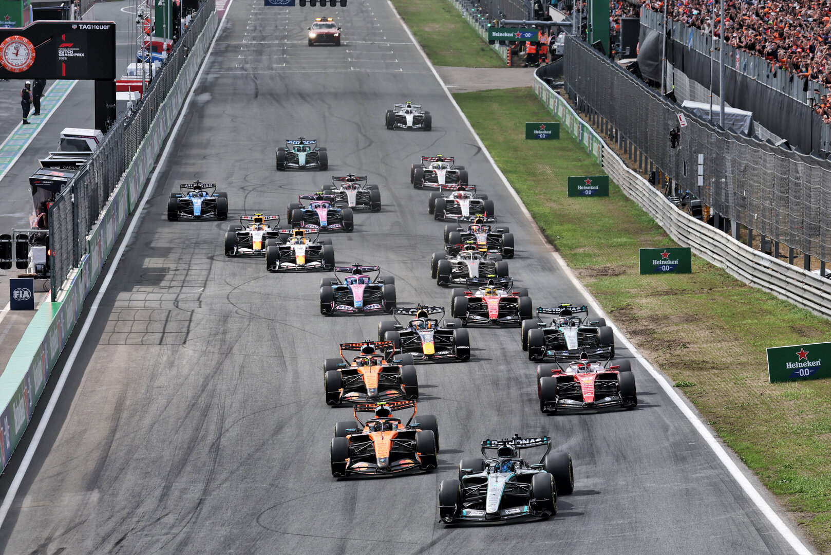 GP OLANDA, George Russell (GBR) Mercedes AMG Formula One Team W17 davanti a at the partenza of the race.
22.08.2026. Formula 1 World Championship, Rd 12, Dutch Grand Prix, Zandvoort, Netherlands, Sprint e Qualifiche Day.
- www.xpbimages.com, EMail: requests@xpbimages.com © Copyright: Moy / XPB Images