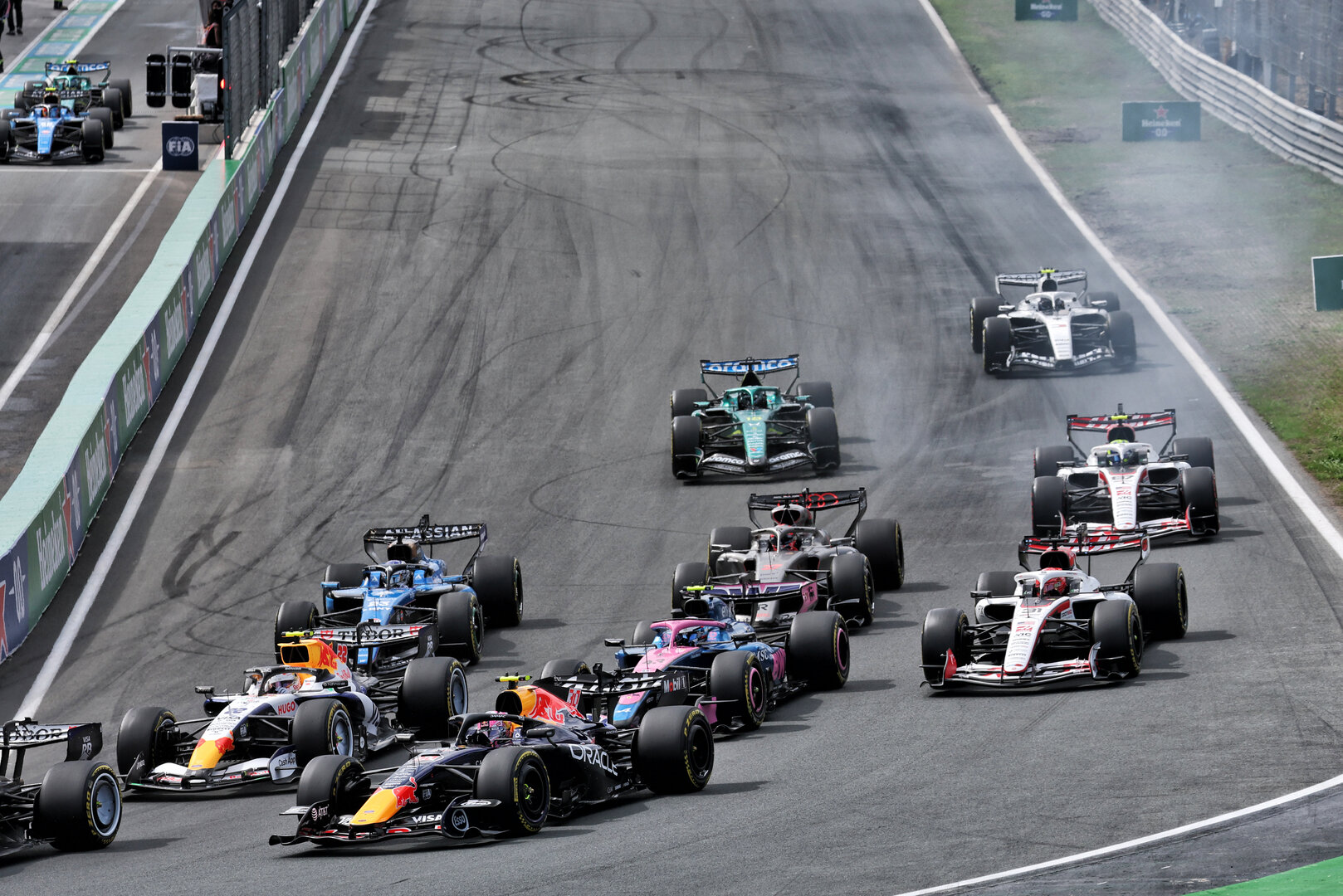 GP OLANDA, Liam Lawson (NZL) Red Bull Racing RB22 e Yuki Tsunoda (JPN) Racing Bulls Formula One Team VCARB 03 Reserve Driver at the partenza of the race.
22.08.2026. Formula 1 World Championship, Rd 12, Dutch Grand Prix, Zandvoort, Netherlands, Sprint e Qualifiche Day.
- www.xpbimages.com, EMail: requests@xpbimages.com © Copyright: Moy / XPB Images