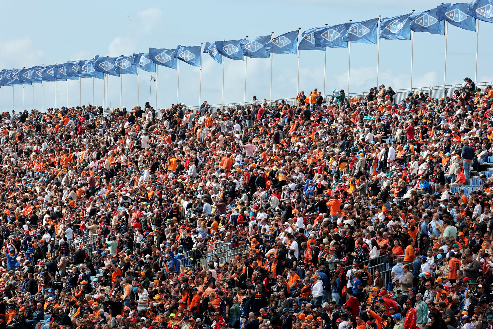 GP OLANDA, Circuit Atmosfera - fans in the grandstand.
22.08.2026. Formula 1 World Championship, Rd 12, Dutch Grand Prix, Zandvoort, Netherlands, Sprint e Qualifiche Day.
- www.xpbimages.com, EMail: requests@xpbimages.com © Copyright: Moy / XPB Images