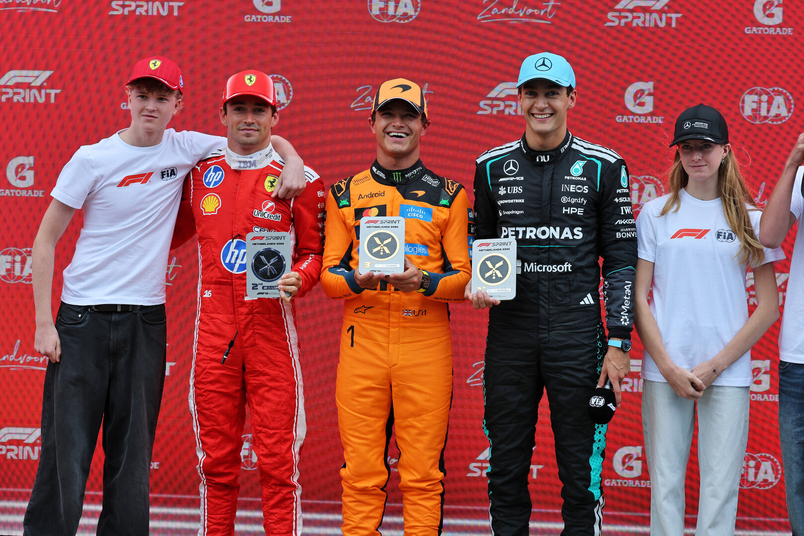 GP OLANDA, Sprint race top three in parc ferme (L to R): Charles Leclerc (MON) Ferrari, second; Lando Norris (GBR) McLaren F1 Team, third; George Russell (GBR) Mercedes AMG Formula One Team, vincitore.
22.08.2026. Formula 1 World Championship, Rd 12, Dutch Grand Prix, Zandvoort, Netherlands, Sprint e Qualifiche Day.
- www.xpbimages.com, EMail: requests@xpbimages.com © Copyright: Moy / XPB Images