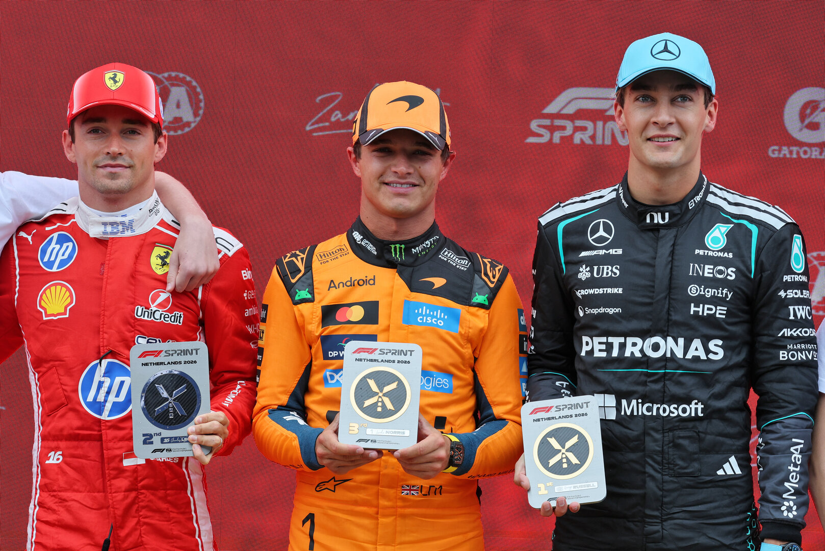 GP OLANDA, Sprint race top three in parc ferme (L to R): Charles Leclerc (MON) Ferrari, second; Lando Norris (GBR) McLaren F1 Team, third; George Russell (GBR) Mercedes AMG Formula One Team, vincitore.
22.08.2026. Formula 1 World Championship, Rd 12, Dutch Grand Prix, Zandvoort, Netherlands, Sprint e Qualifiche Day.
- www.xpbimages.com, EMail: requests@xpbimages.com © Copyright: Moy / XPB Images
