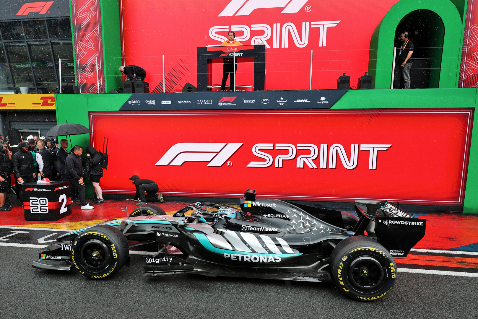 GP OLANDA, Sprint vincitore George Russell (GBR) Mercedes AMG Formula One Team W17 in parc ferme.
22.08.2026. Formula 1 World Championship, Rd 12, Dutch Grand Prix, Zandvoort, Netherlands, Sprint e Qualifiche Day.
- www.xpbimages.com, EMail: requests@xpbimages.com © Copyright: Moy / XPB Images