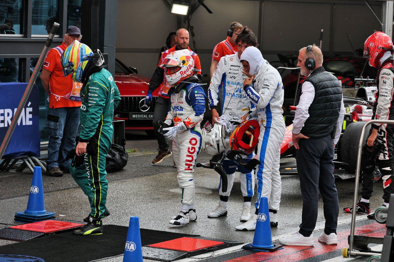 GP OLANDA, (L to R): Fernando Alonso (ESP) Aston Martin F1 Team; Yuki Tsunoda (JPN) Racing Bulls Reserve Driver; Alexander Albon (THA) Williams F1 Team; Carlos Sainz (ESP) Williams F1 Team; e Esteban Ocon (FRA) Haas F1 Team in Sprint parc ferme.
22.08.2026. Formula 1 World Championship, Rd 12, Dutch Grand Prix, Zandvoort, Netherlands, Sprint e Qualifiche Day.
- www.xpbimages.com, EMail: requests@xpbimages.com © Copyright: Moy / XPB Images