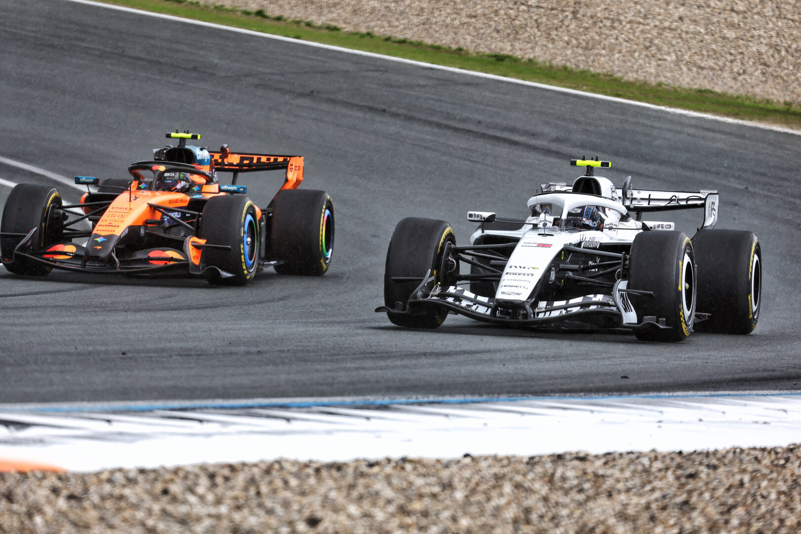 GP OLANDA, Lando Norris (GBR) McLaren F1 Team MCL40 e Valtteri Bottas (FIN) Cadillac Formula 1 Team MAC-26.
22.08.2026. Formula 1 World Championship, Rd 12, Dutch Grand Prix, Zandvoort, Netherlands, Sprint e Qualifiche Day.
- www.xpbimages.com, EMail: requests@xpbimages.com © Copyright: Bearne / XPB Images