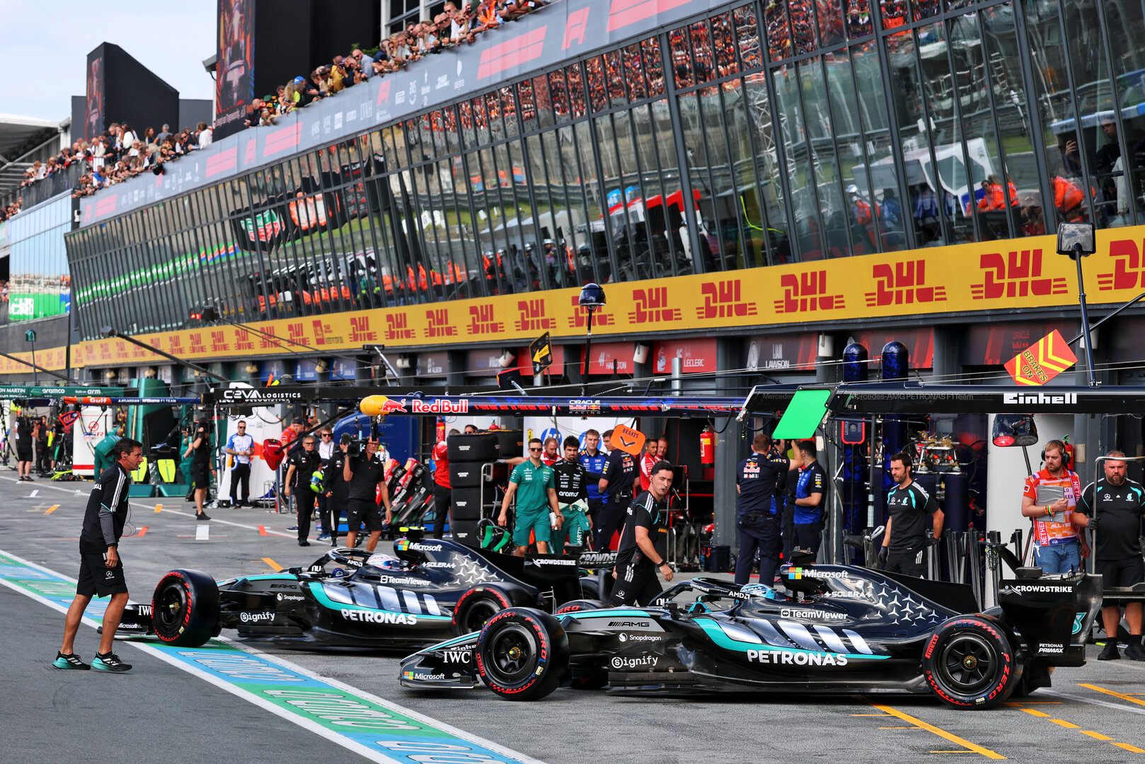 GP OLANDA, George Russell (GBR) Mercedes AMG Formula One Team W17 e Andrea Kimi Antonelli (ITA) Mercedes AMG Formula One Team W17 leave the pits.
22.08.2026. Formula 1 World Championship, Rd 12, Dutch Grand Prix, Zandvoort, Netherlands, Sprint e Qualifiche Day.
- www.xpbimages.com, EMail: requests@xpbimages.com © Copyright: Batchelor / XPB Images
