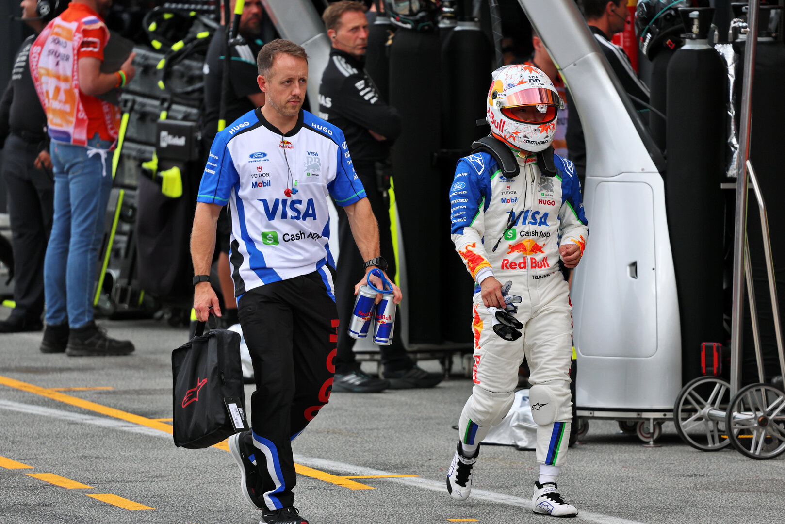 GP OLANDA, (L to R): John Noonan (GBR) Racing Bulls Formula One Team Performance Coach with Yuki Tsunoda (JPN) Racing Bulls Reserve Driver.
22.08.2026. Formula 1 World Championship, Rd 12, Dutch Grand Prix, Zandvoort, Netherlands, Sprint e Qualifiche Day.
- www.xpbimages.com, EMail: requests@xpbimages.com © Copyright: Batchelor / XPB Images