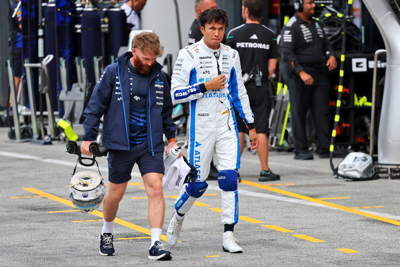 GP OLANDA, (L to R): Patrick Harding (GBR) Williams F1 Team Personal Trainer with Alexander Albon (THA) Williams F1 Team.
22.08.2026. Formula 1 World Championship, Rd 12, Dutch Grand Prix, Zandvoort, Netherlands, Sprint e Qualifiche Day.
- www.xpbimages.com, EMail: requests@xpbimages.com © Copyright: Batchelor / XPB Images