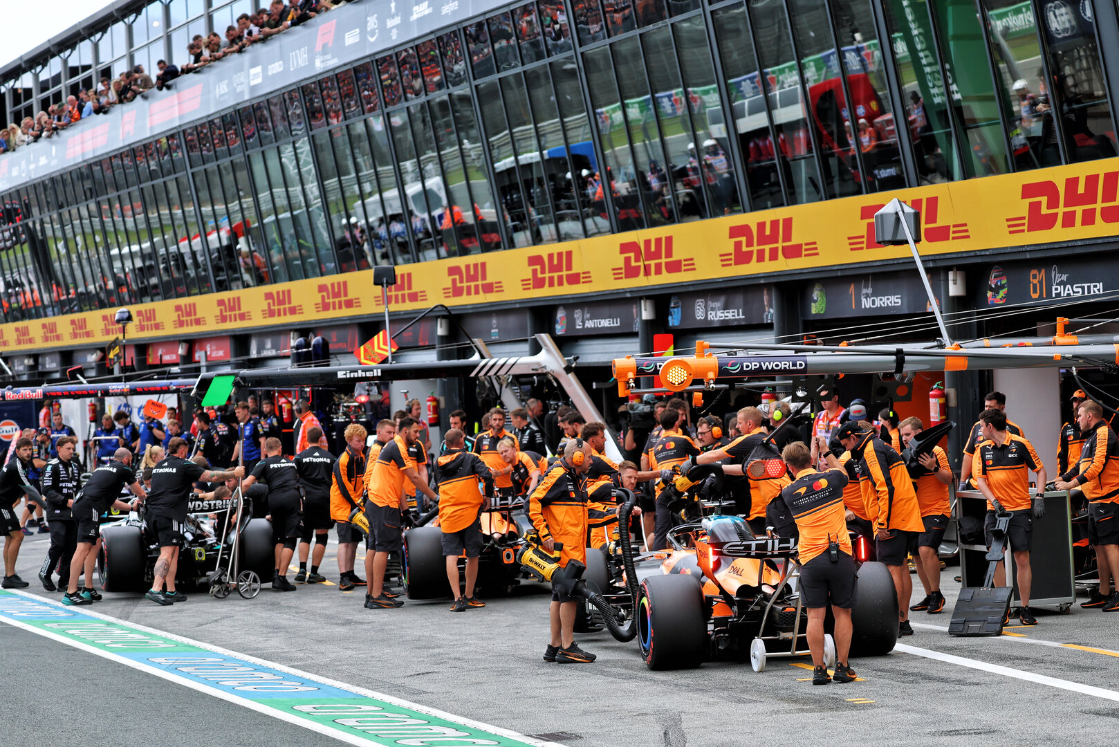 GP OLANDA, Oscar Piastri (AUS) McLaren F1 Team MCL40 e Lando Norris (GBR) McLaren F1 Team MCL40 in the pits.
22.08.2026. Formula 1 World Championship, Rd 12, Dutch Grand Prix, Zandvoort, Netherlands, Sprint e Qualifiche Day.
- www.xpbimages.com, EMail: requests@xpbimages.com © Copyright: Batchelor / XPB Images