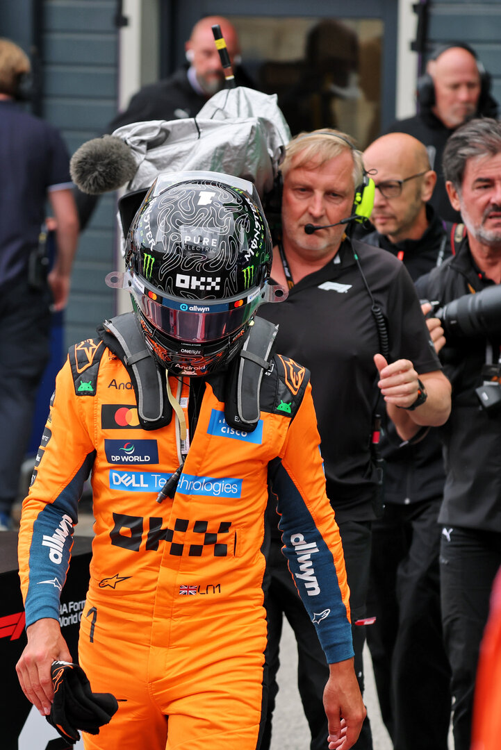 GP OLANDA, Pole sitter Lando Norris (GBR) McLaren F1 Team in parc ferme.
22.08.2026. Formula 1 World Championship, Rd 12, Dutch Grand Prix, Zandvoort, Netherlands, Sprint e Qualifiche Day.
- www.xpbimages.com, EMail: requests@xpbimages.com © Copyright: Batchelor / XPB Images