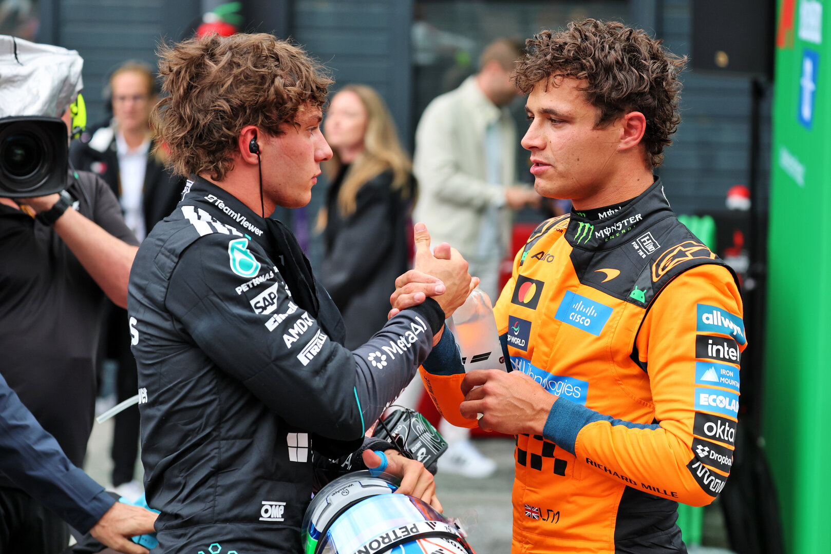 GP OLANDA, Pole sitter Lando Norris (GBR) McLaren F1 Team in parc ferme (Right) with Andrea Kimi Antonelli (ITA) Mercedes AMG Formula One Team.
22.08.2026. Formula 1 World Championship, Rd 12, Dutch Grand Prix, Zandvoort, Netherlands, Sprint e Qualifiche Day.
- www.xpbimages.com, EMail: requests@xpbimages.com © Copyright: Batchelor / XPB Images