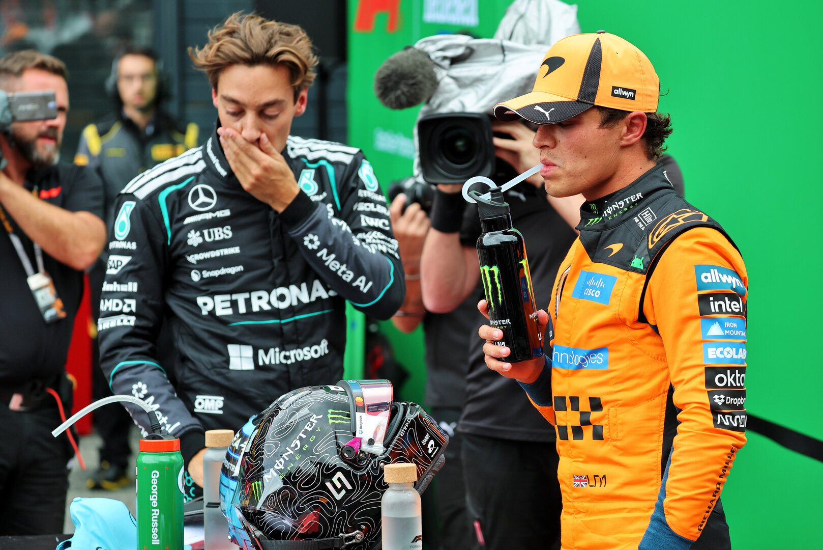 GP OLANDA, Pole sitter Lando Norris (GBR) McLaren F1 Team in parc ferme (Right) with George Russell (GBR) Mercedes AMG Formula One Team.
22.08.2026. Formula 1 World Championship, Rd 12, Dutch Grand Prix, Zandvoort, Netherlands, Sprint e Qualifiche Day.
- www.xpbimages.com, EMail: requests@xpbimages.com © Copyright: Batchelor / XPB Images