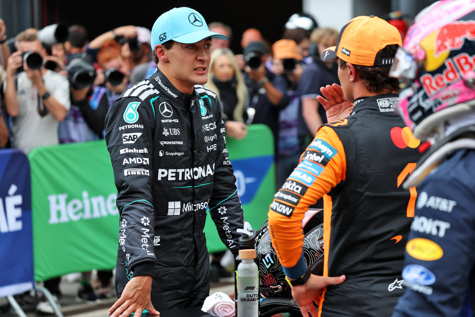 GP OLANDA, Pole sitter Lando Norris (GBR) McLaren F1 Team in parc ferme (Right) with George Russell (GBR) Mercedes AMG Formula One Team.
22.08.2026. Formula 1 World Championship, Rd 12, Dutch Grand Prix, Zandvoort, Netherlands, Sprint e Qualifiche Day.
- www.xpbimages.com, EMail: requests@xpbimages.com © Copyright: Batchelor / XPB Images
