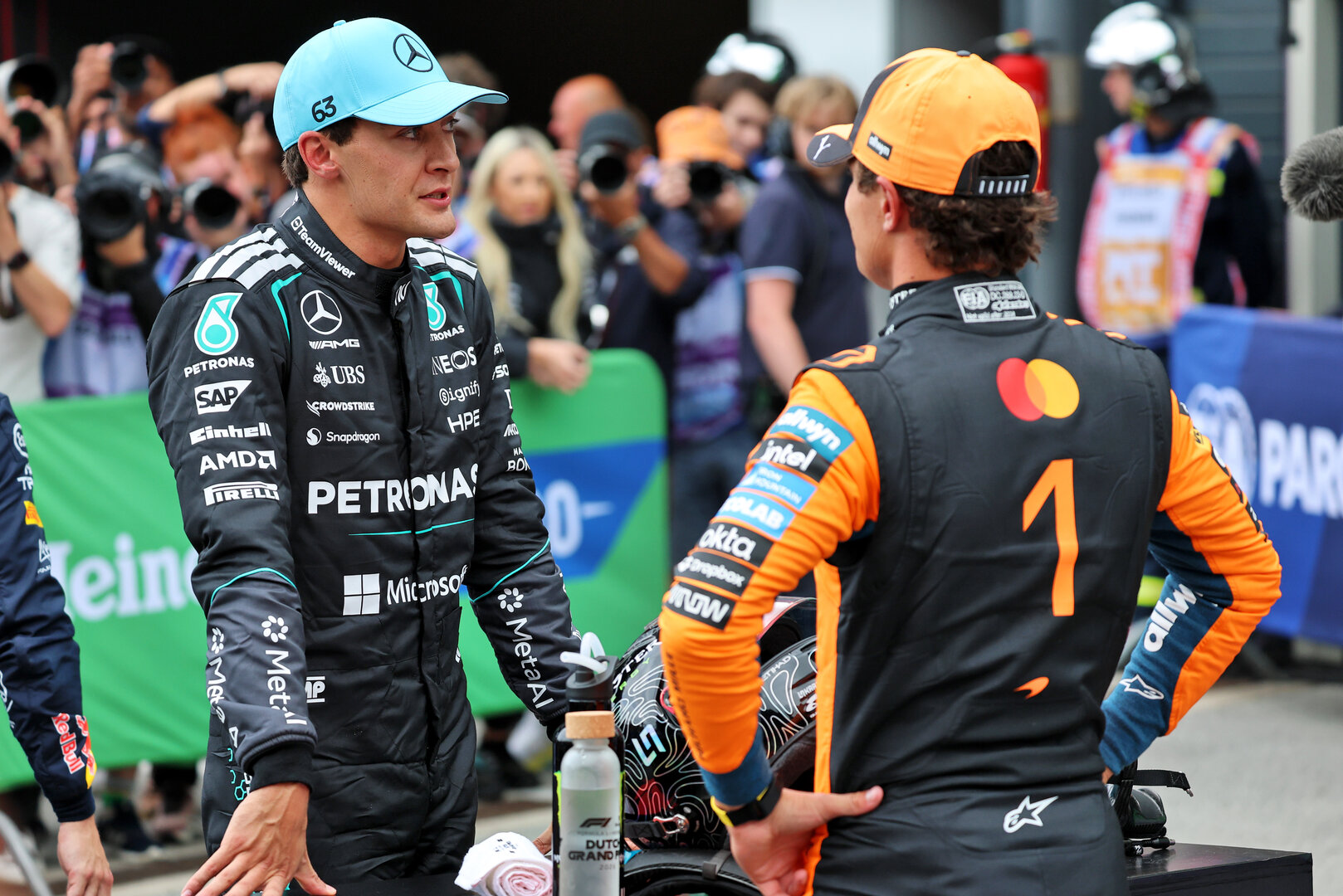 GP OLANDA, Pole sitter Lando Norris (GBR) McLaren F1 Team in parc ferme (Right) with George Russell (GBR) Mercedes AMG Formula One Team.
22.08.2026. Formula 1 World Championship, Rd 12, Dutch Grand Prix, Zandvoort, Netherlands, Sprint e Qualifiche Day.
- www.xpbimages.com, EMail: requests@xpbimages.com © Copyright: Batchelor / XPB Images