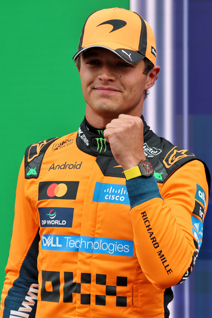 GP OLANDA, Lando Norris (GBR) McLaren F1 Team celebrates his pole position in qualifying parc ferme.
22.08.2026. Formula 1 World Championship, Rd 12, Dutch Grand Prix, Zandvoort, Netherlands, Sprint e Qualifiche Day.
- www.xpbimages.com, EMail: requests@xpbimages.com © Copyright: Batchelor / XPB Images