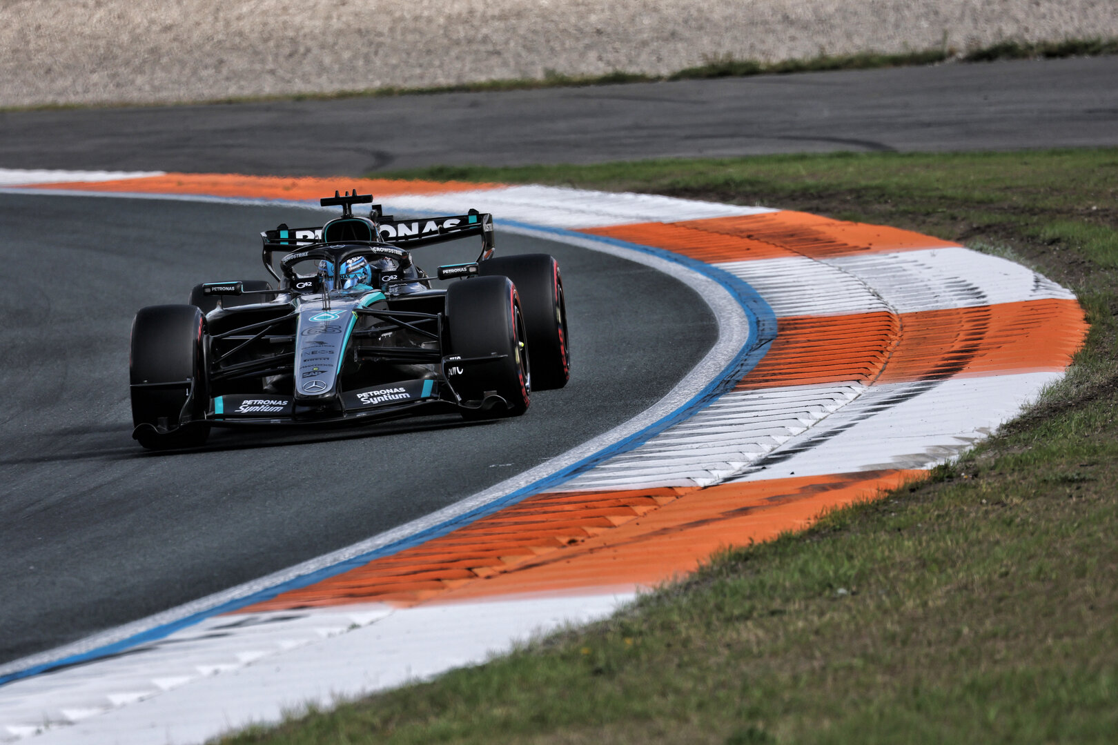 GP OLANDA, George Russell (GBR) Mercedes AMG Formula One Team W17.
22.08.2026. Formula 1 World Championship, Rd 12, Dutch Grand Prix, Zandvoort, Netherlands, Sprint e Qualifiche Day.
- www.xpbimages.com, EMail: requests@xpbimages.com © Copyright: Moy / XPB Images
