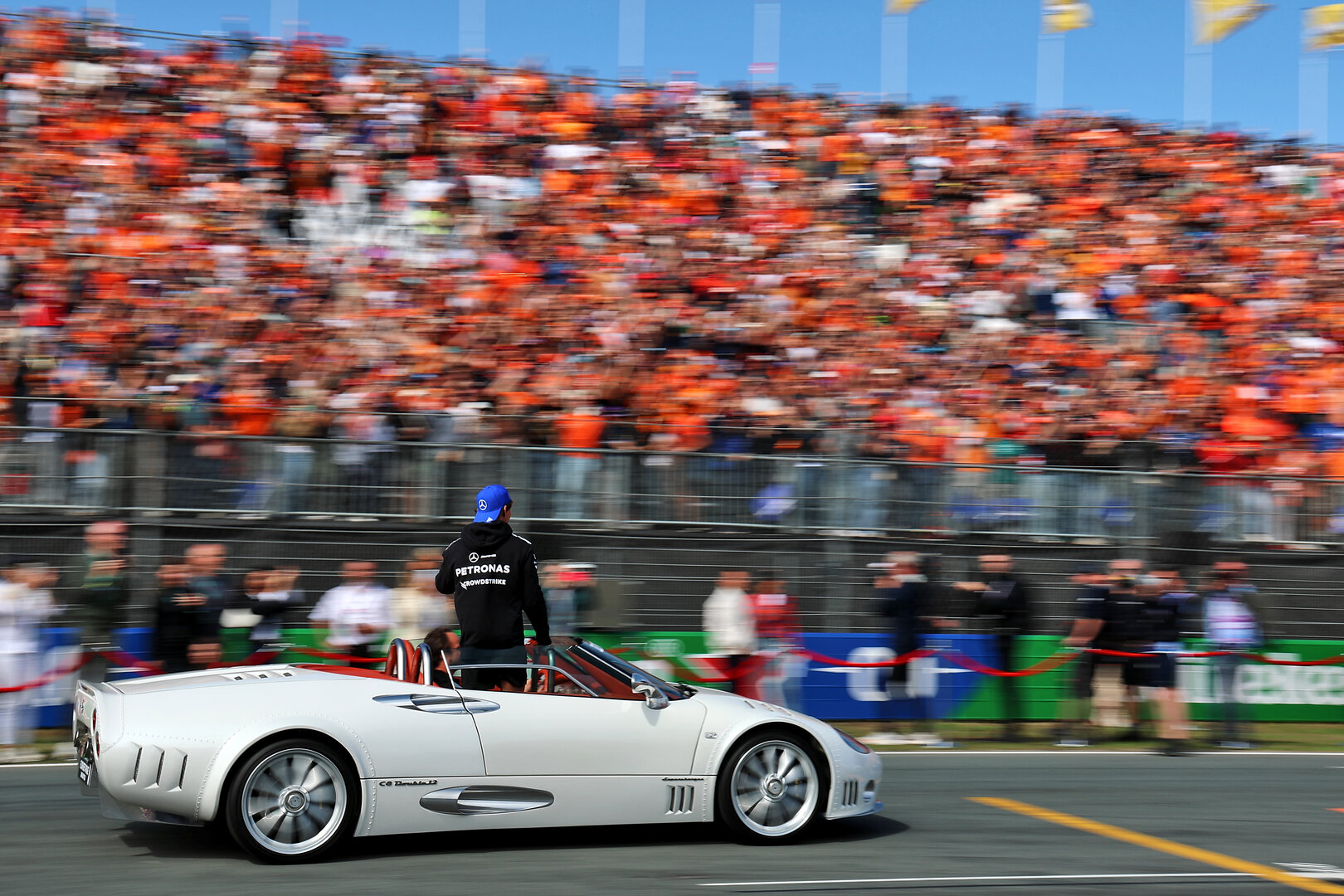 GP OLANDA, Andrea Kimi Antonelli (ITA) Mercedes AMG Formula One Team on the drivers' parade.
23.08.2026. Formula 1 World Championship, Rd 12, Dutch Grand Prix, Zandvoort, Netherlands, Gara Day.
- www.xpbimages.com, EMail: requests@xpbimages.com © Copyright: Batchelor / XPB Images