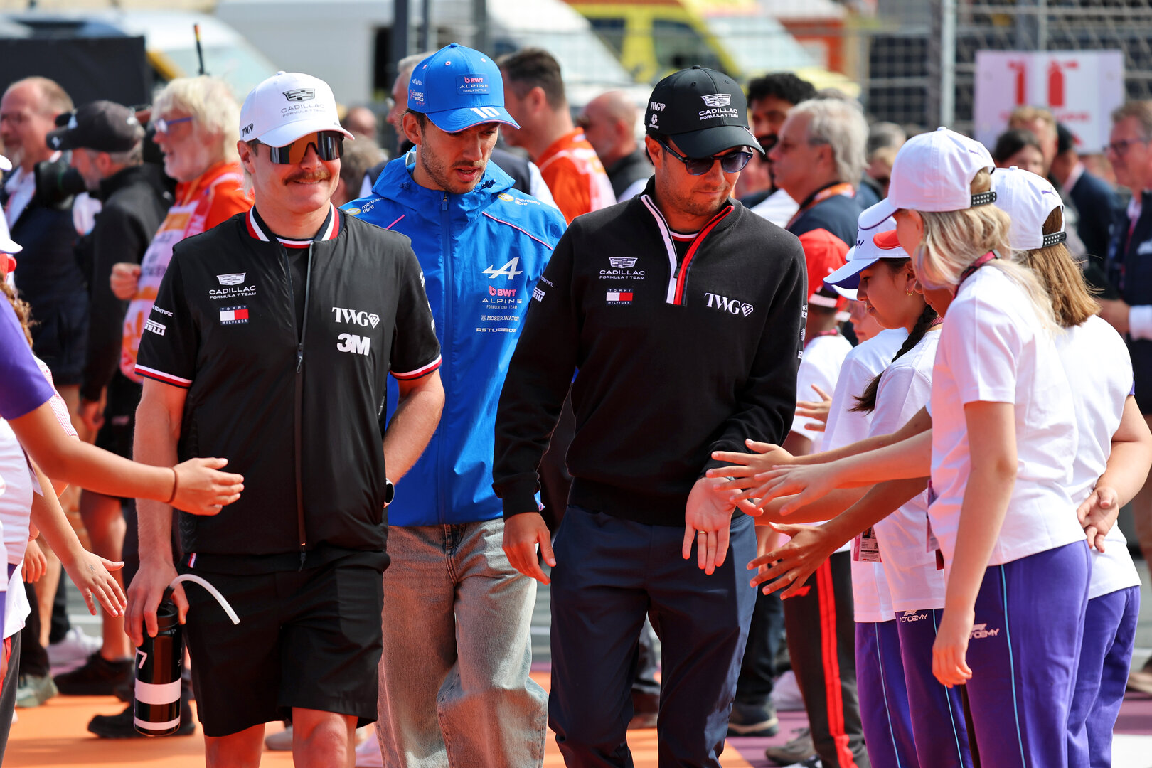 GP OLANDA, (L to R): Valtteri Bottas (FIN) Cadillac Formula 1 Team with Pierre Gasly (FRA) Alpine F1 Team e Sergio Perez (MEX) Cadillac Formula 1 Team on the drivers' parade.
23.08.2026. Formula 1 World Championship, Rd 12, Dutch Grand Prix, Zandvoort, Netherlands, Gara Day.
- www.xpbimages.com, EMail: requests@xpbimages.com © Copyright: Batchelor / XPB Images