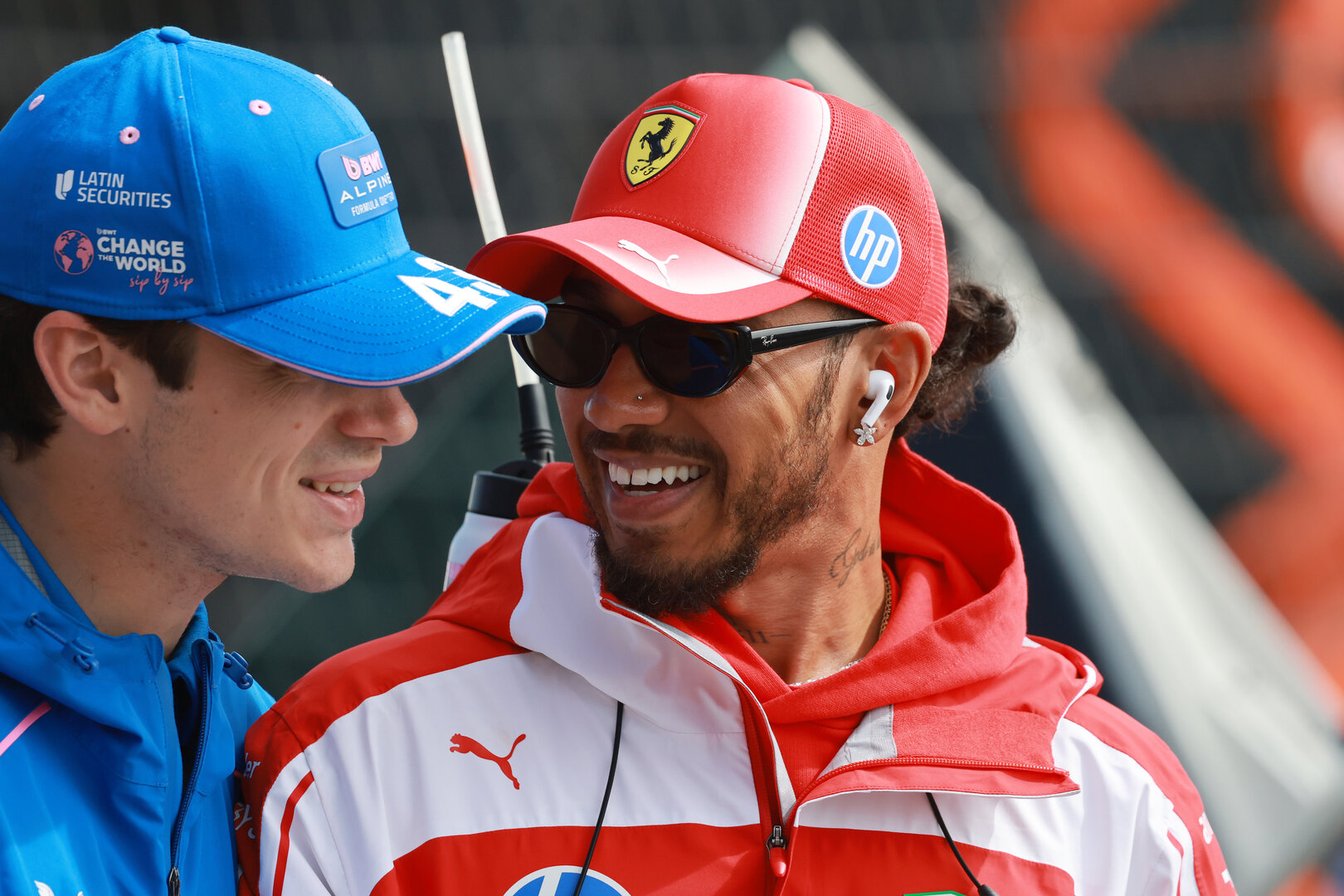 GP OLANDA, (L to R): Franco Colapinto (ARG) Alpine F1 Team e Lewis Hamilton (GBR) Ferrari on the drivers' parade.
23.08.2026. Formula 1 World Championship, Rd 12, Dutch Grand Prix, Zandvoort, Netherlands, Gara Day.
- www.xpbimages.com, EMail: requests@xpbimages.com © Copyright: Charniaux / XPB Images