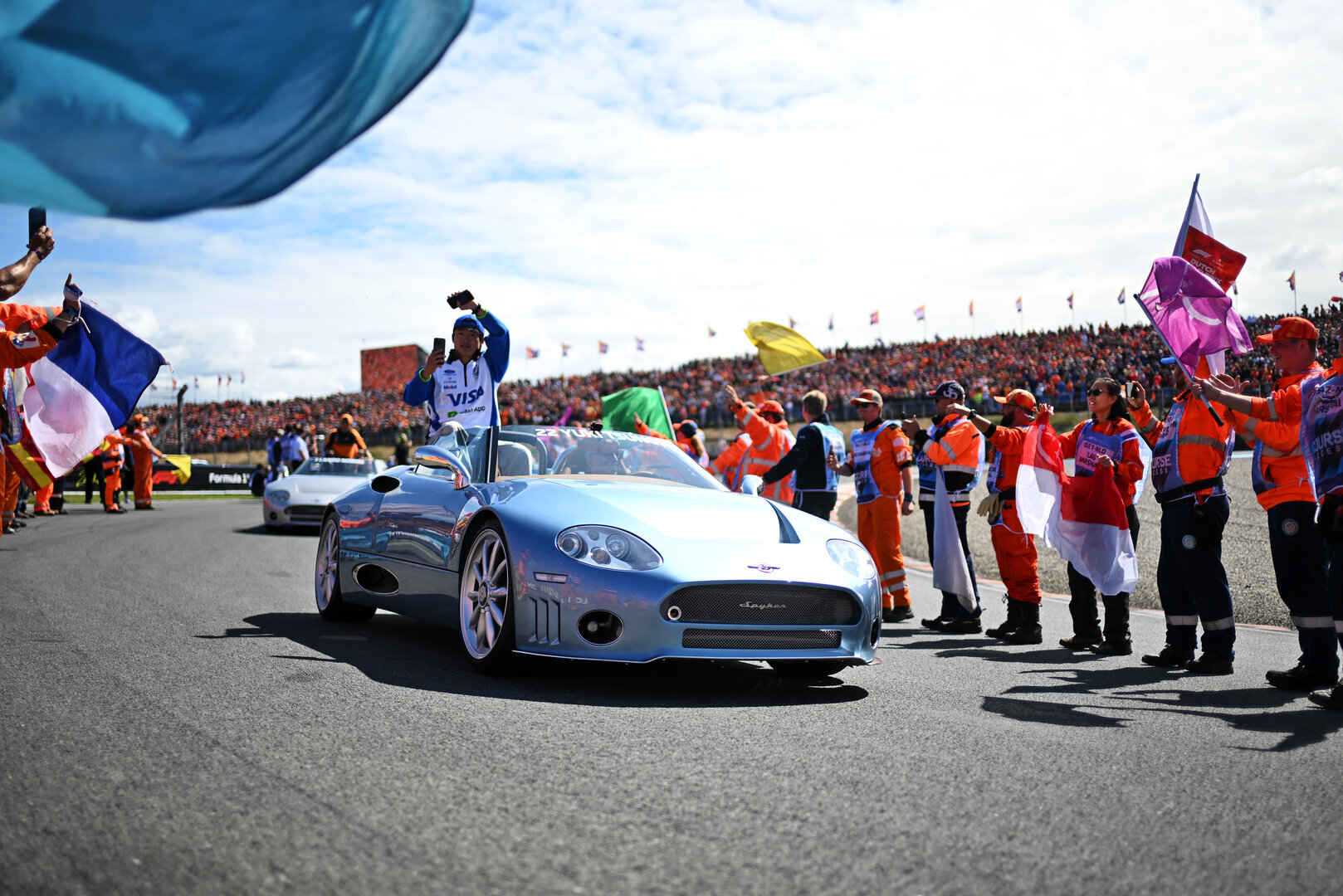 GP OLANDA, Yuki Tsunoda (JPN) Racing Bulls Reserve Driver on the drivers' parade.
23.08.2026. Formula 1 World Championship, Rd 12, Dutch Grand Prix, Zandvoort, Netherlands, Gara Day.
- www.xpbimages.com, EMail: requests@xpbimages.com © Copyright: Price / XPB Images
