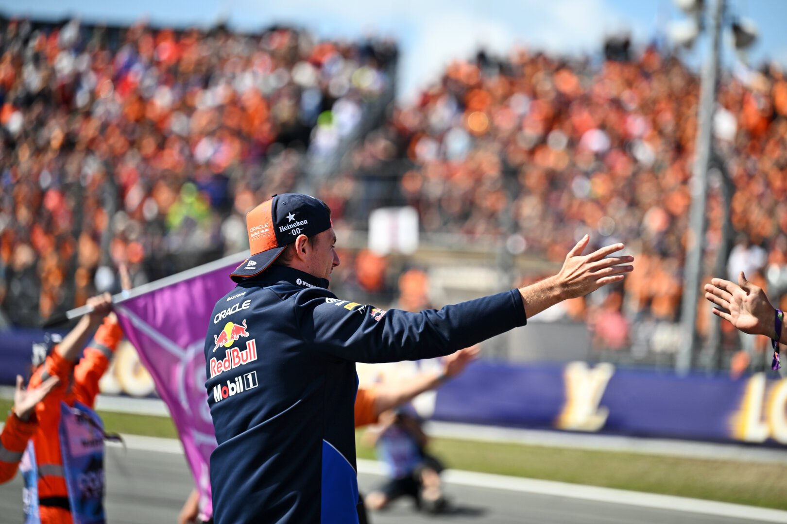 GP OLANDA, Max Verstappen (NLD) Red Bull Racing on the drivers' parade.
23.08.2026. Formula 1 World Championship, Rd 12, Dutch Grand Prix, Zandvoort, Netherlands, Gara Day.
- www.xpbimages.com, EMail: requests@xpbimages.com © Copyright: Price / XPB Images
