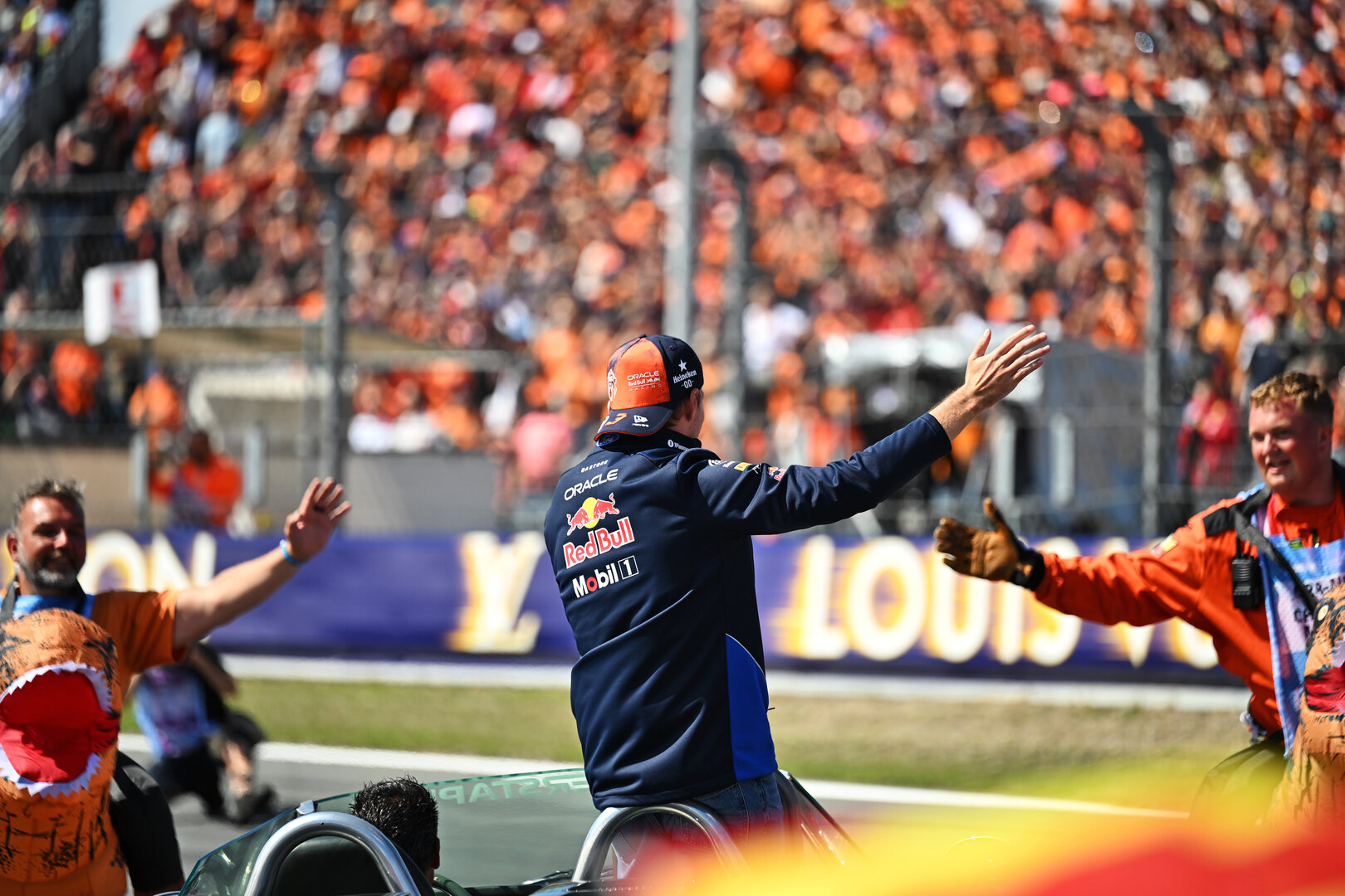GP OLANDA, Max Verstappen (NLD) Red Bull Racing on the drivers' parade.
23.08.2026. Formula 1 World Championship, Rd 12, Dutch Grand Prix, Zandvoort, Netherlands, Gara Day.
- www.xpbimages.com, EMail: requests@xpbimages.com © Copyright: Price / XPB Images