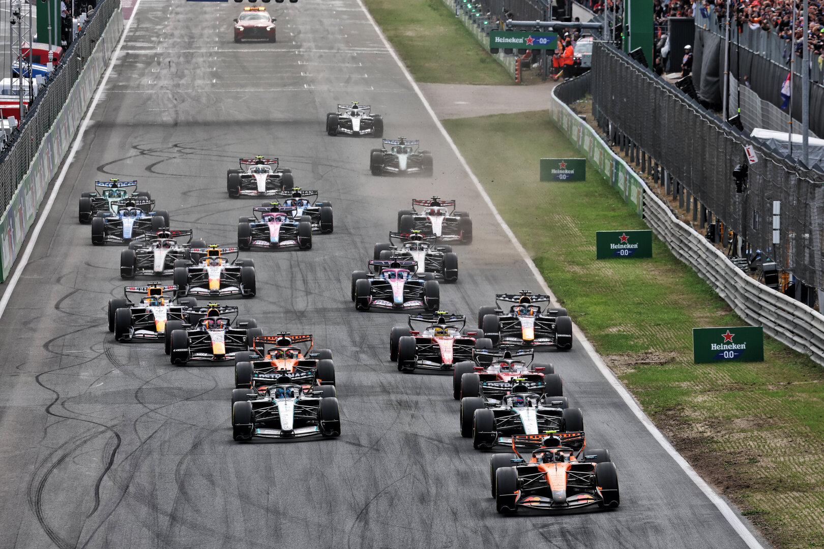 GP OLANDA, Lando Norris (GBR) McLaren F1 Team MCL40 davanti a at the partenza of the race.
23.08.2026. Formula 1 World Championship, Rd 12, Dutch Grand Prix, Zandvoort, Netherlands, Gara Day.
- www.xpbimages.com, EMail: requests@xpbimages.com © Copyright: Moy / XPB Images