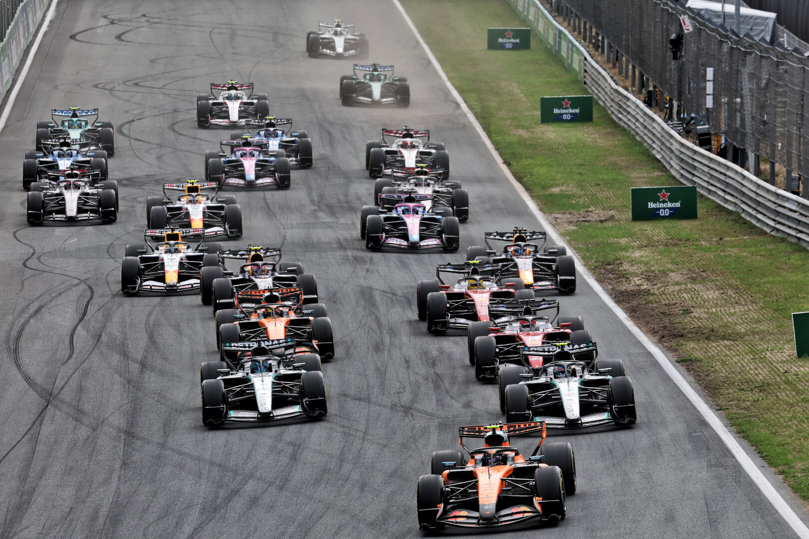 GP OLANDA, Lando Norris (GBR) McLaren F1 Team MCL40 davanti a at the partenza of the race.
23.08.2026. Formula 1 World Championship, Rd 12, Dutch Grand Prix, Zandvoort, Netherlands, Gara Day.
- www.xpbimages.com, EMail: requests@xpbimages.com © Copyright: Moy / XPB Images