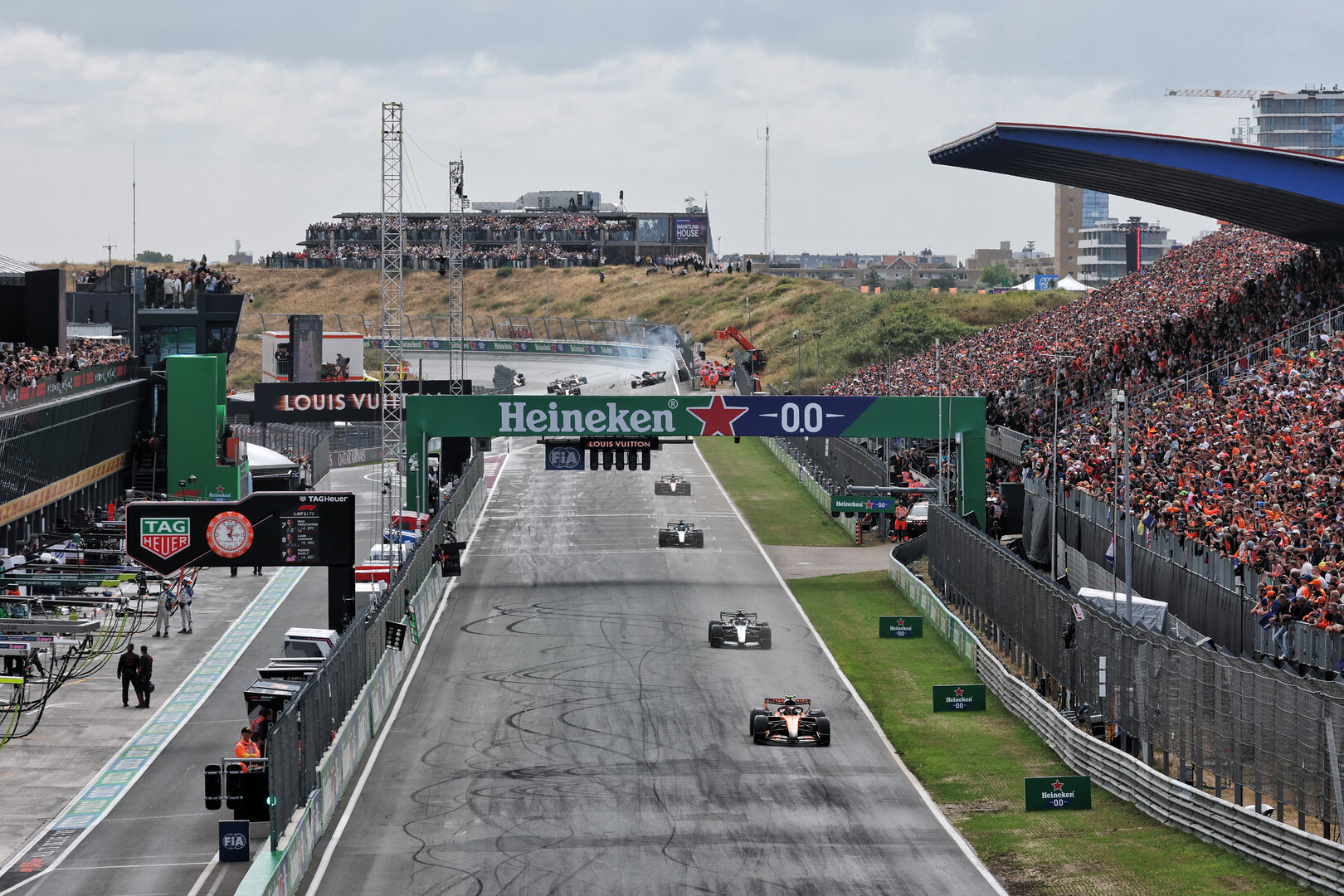 GP OLANDA, Lando Norris (GBR) McLaren F1 Team MCL40 davanti a as Max Verstappen (NLD) Red Bull Racing RB22 crashes in the background.
23.08.2026. Formula 1 World Championship, Rd 12, Dutch Grand Prix, Zandvoort, Netherlands, Gara Day.
- www.xpbimages.com, EMail: requests@xpbimages.com © Copyright: Moy / XPB Images