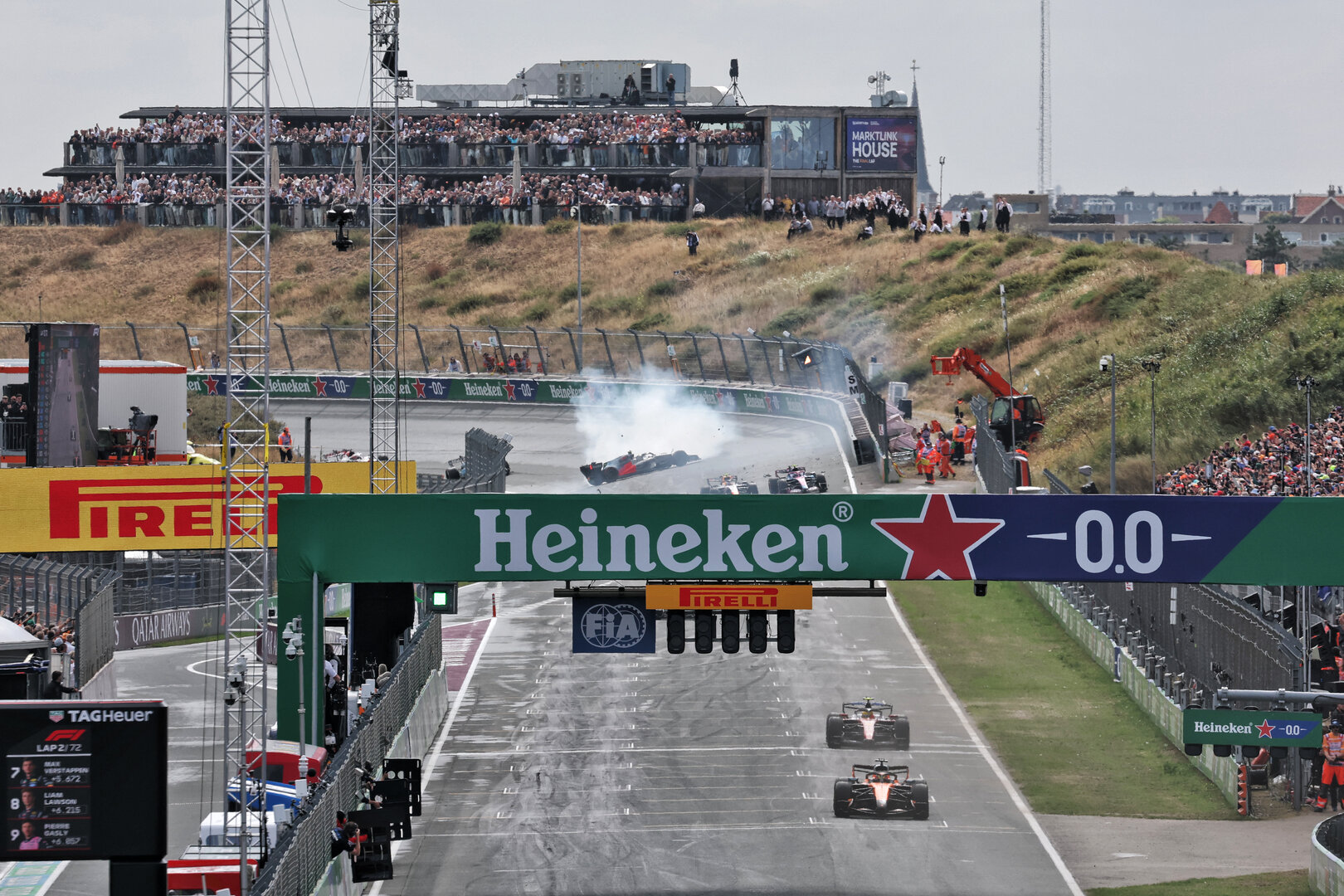 GP OLANDA, Lando Norris (GBR) McLaren F1 Team MCL40 davanti a as Gabriel Bortoleto (BRA) Audi F1 Team R26 spins in the background.
23.08.2026. Formula 1 World Championship, Rd 12, Dutch Grand Prix, Zandvoort, Netherlands, Gara Day.
- www.xpbimages.com, EMail: requests@xpbimages.com © Copyright: Moy / XPB Images
