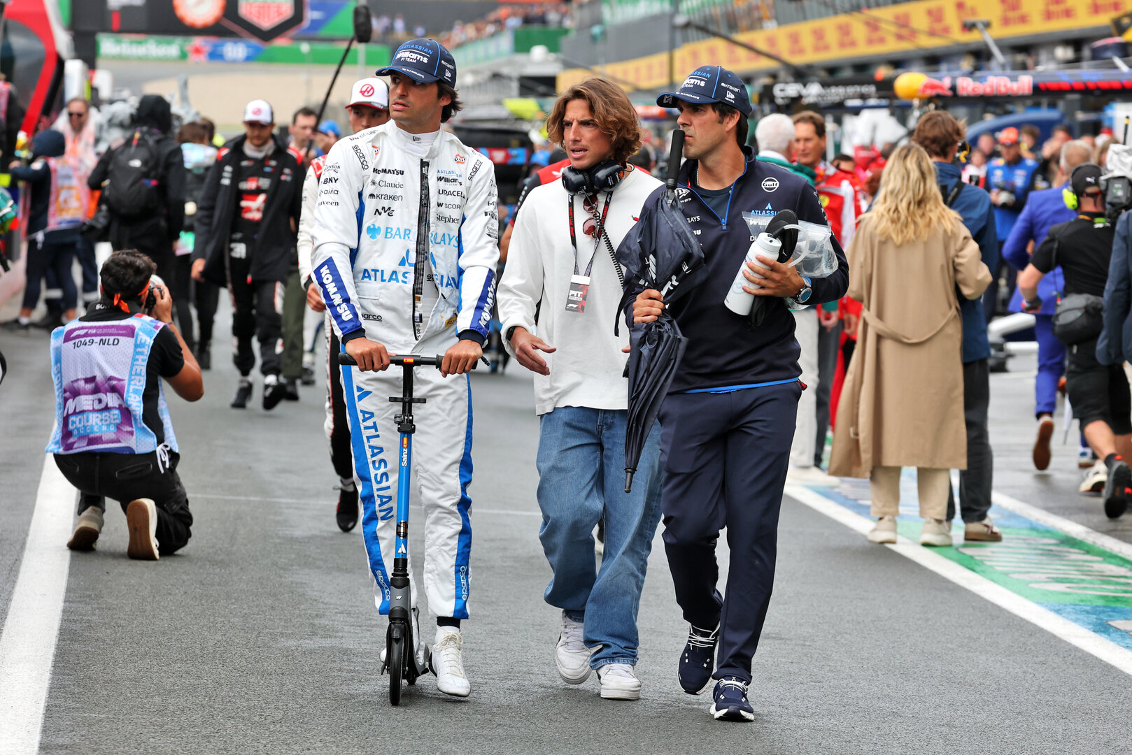 GP OLANDA, (L to R): Carlos Sainz (ESP) Williams F1 Team with Roberto Merhi (ESP) e Borja Presol (ESP) Williams F1 Team Personal Trainer.
23.08.2026. Formula 1 World Championship, Rd 12, Dutch Grand Prix, Zandvoort, Netherlands, Gara Day.
- www.xpbimages.com, EMail: requests@xpbimages.com © Copyright: Moy / XPB Images