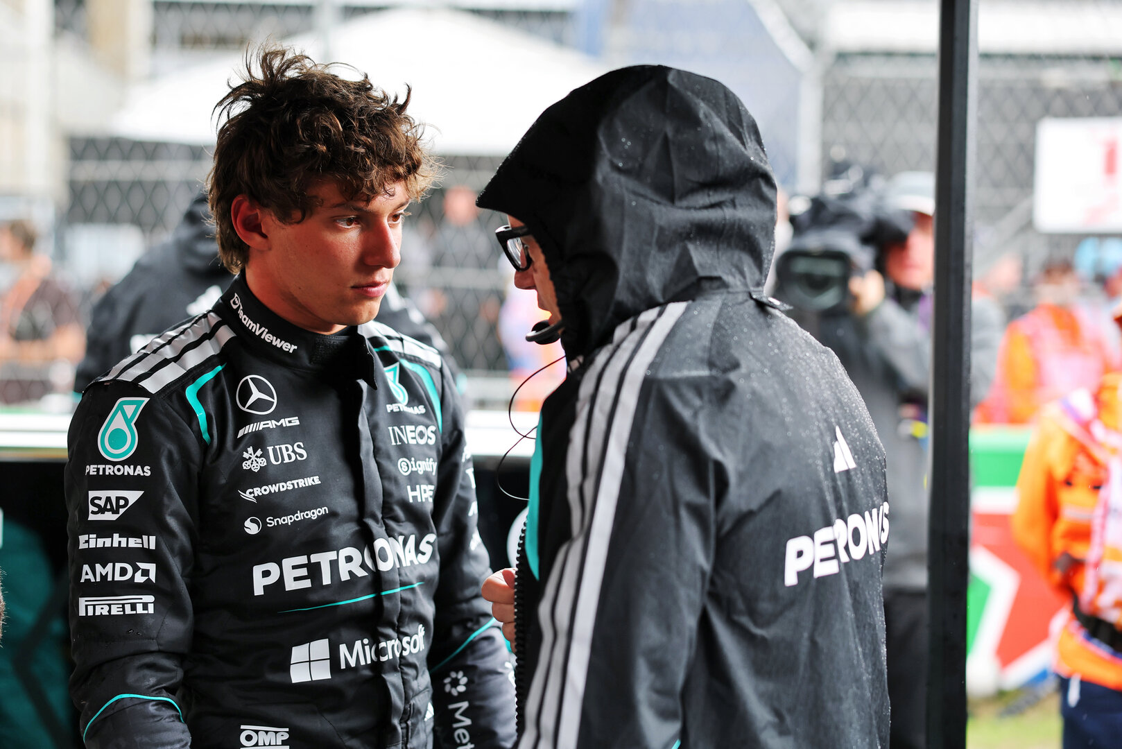 GP OLANDA, (L to R): Andrea Kimi Antonelli (ITA) Mercedes AMG Formula One Team with Peter Bonnington (GBR) Mercedes AMG Formula One Team Gara Engineer on the grid.
23.08.2026. Formula 1 World Championship, Rd 12, Dutch Grand Prix, Zandvoort, Netherlands, Gara Day.
- www.xpbimages.com, EMail: requests@xpbimages.com © Copyright: Moy / XPB Images