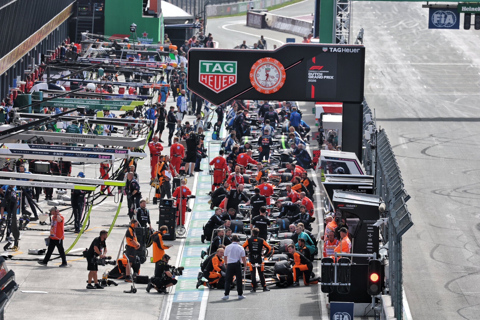 GP OLANDA, Cars in the pits under the red flag.
23.08.2026. Formula 1 World Championship, Rd 12, Dutch Grand Prix, Zandvoort, Netherlands, Gara Day.
- www.xpbimages.com, EMail: requests@xpbimages.com © Copyright: Moy / XPB Images