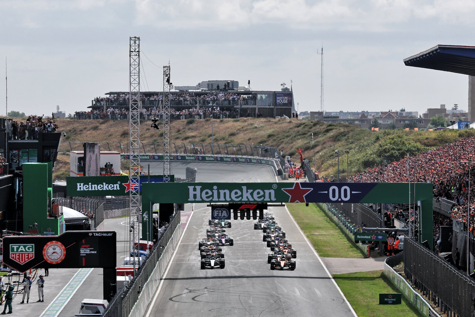 GP OLANDA, Lando Norris (GBR) McLaren F1 Team MCL40 e Andrea Kimi Antonelli (ITA) Mercedes AMG Formula One Team W17 battle for the lead at the partenza of the race.
23.08.2026. Formula 1 World Championship, Rd 12, Dutch Grand Prix, Zandvoort, Netherlands, Gara Day.
- www.xpbimages.com, EMail: requests@xpbimages.com © Copyright: Moy / XPB Images