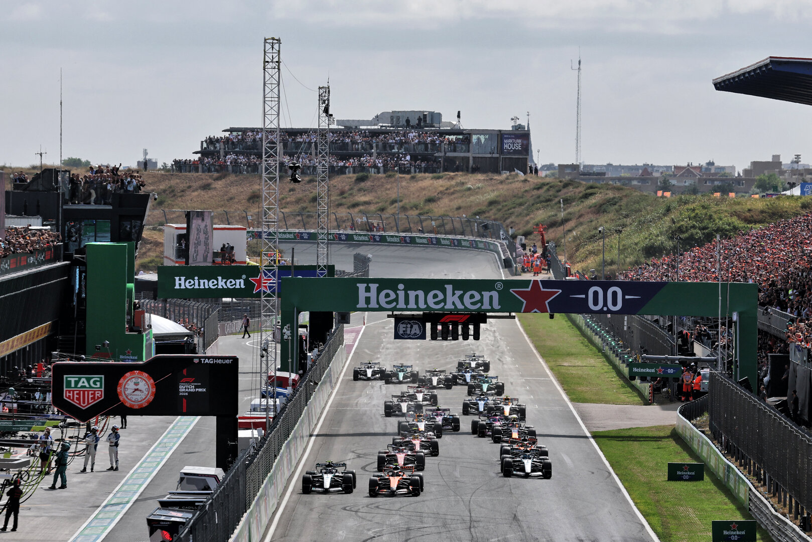GP OLANDA, Lando Norris (GBR) McLaren F1 Team MCL40 e Andrea Kimi Antonelli (ITA) Mercedes AMG Formula One Team W17 battle for the lead at the partenza of the race.
23.08.2026. Formula 1 World Championship, Rd 12, Dutch Grand Prix, Zandvoort, Netherlands, Gara Day.
- www.xpbimages.com, EMail: requests@xpbimages.com © Copyright: Moy / XPB Images