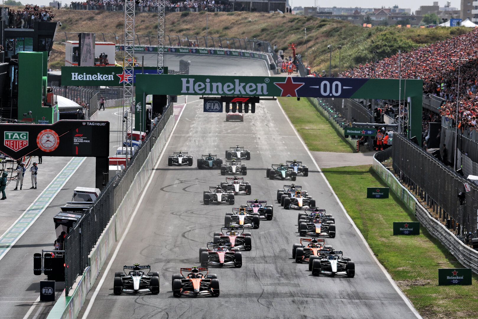 GP OLANDA, Lando Norris (GBR) McLaren F1 Team MCL40 e Andrea Kimi Antonelli (ITA) Mercedes AMG Formula One Team W17 battle for the lead at the partenza of the race.
23.08.2026. Formula 1 World Championship, Rd 12, Dutch Grand Prix, Zandvoort, Netherlands, Gara Day.
- www.xpbimages.com, EMail: requests@xpbimages.com © Copyright: Moy / XPB Images