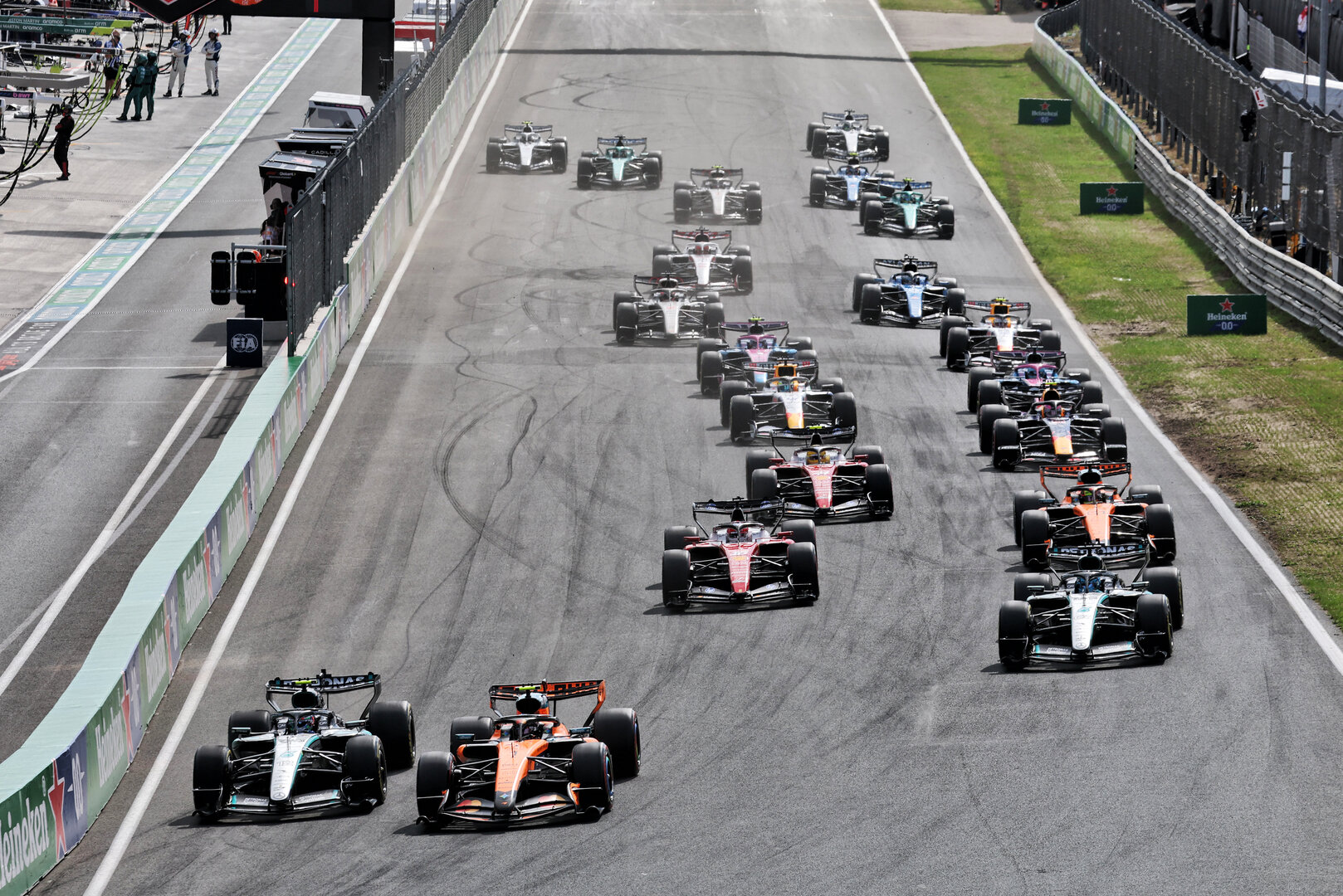 GP OLANDA, Lando Norris (GBR) McLaren F1 Team MCL40 e Andrea Kimi Antonelli (ITA) Mercedes AMG Formula One Team W17 battle for the lead at the partenza of the race.
23.08.2026. Formula 1 World Championship, Rd 12, Dutch Grand Prix, Zandvoort, Netherlands, Gara Day.
- www.xpbimages.com, EMail: requests@xpbimages.com © Copyright: Moy / XPB Images