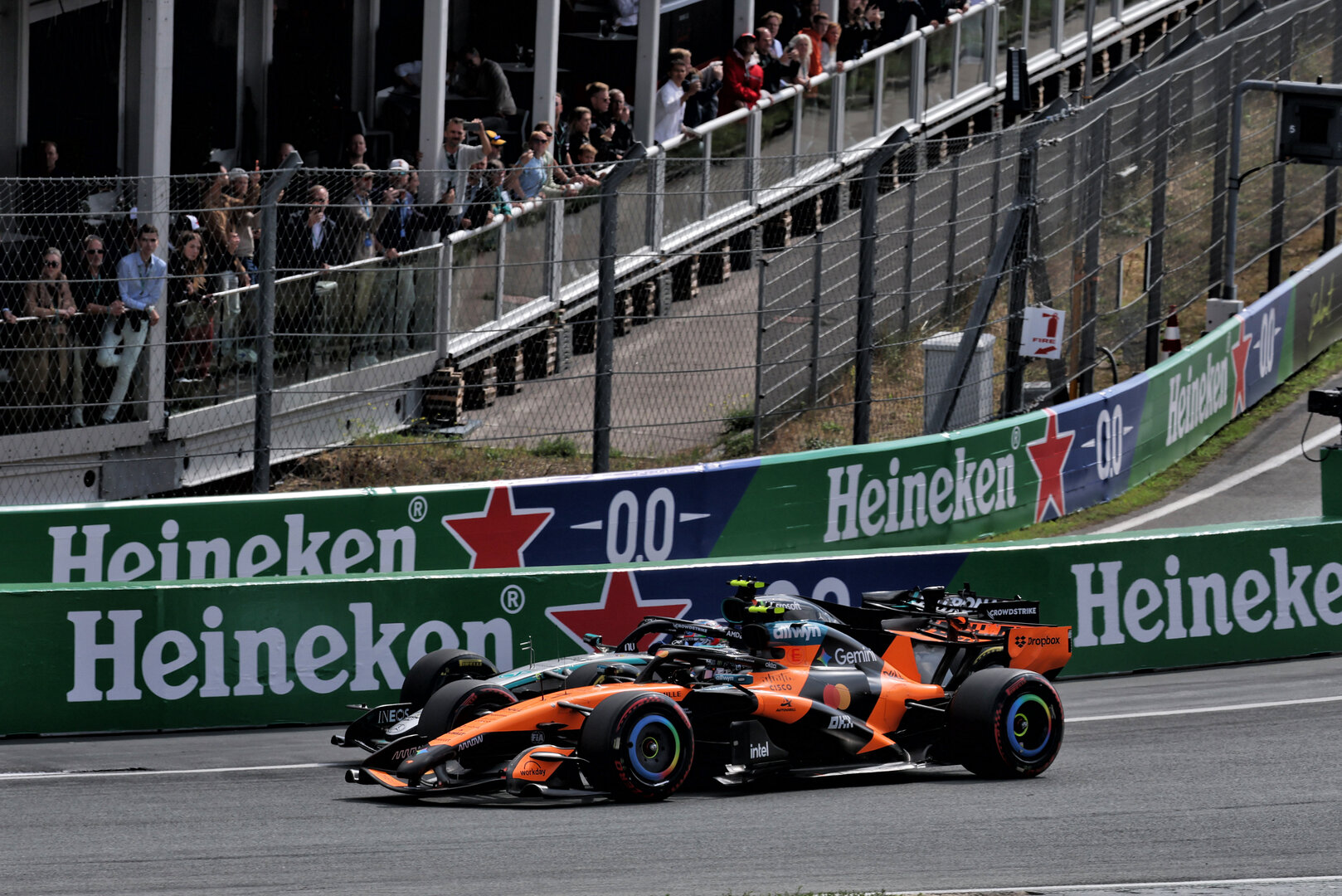 GP OLANDA, Lando Norris (GBR) McLaren F1 Team MCL40 e Andrea Kimi Antonelli (ITA) Mercedes AMG Formula One Team W17 battle for the lead at the partenza of the race.
23.08.2026. Formula 1 World Championship, Rd 12, Dutch Grand Prix, Zandvoort, Netherlands, Gara Day.
- www.xpbimages.com, EMail: requests@xpbimages.com © Copyright: Moy / XPB Images