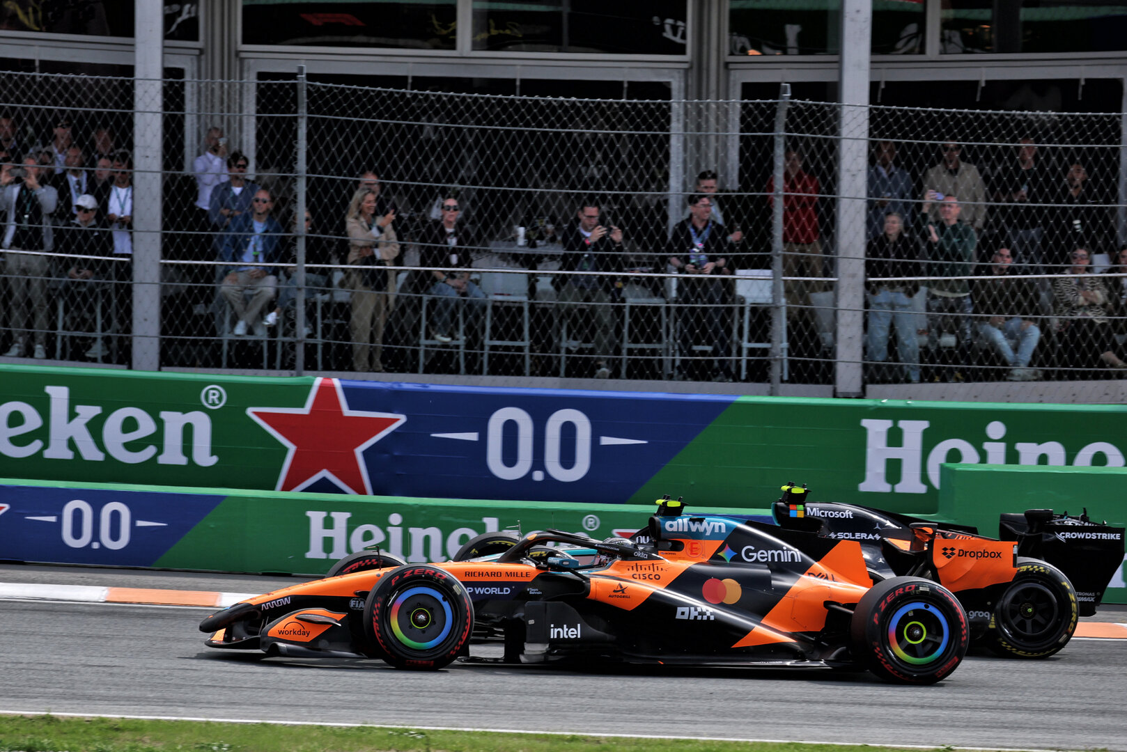 GP OLANDA, Lando Norris (GBR) McLaren F1 Team MCL40 e Andrea Kimi Antonelli (ITA) Mercedes AMG Formula One Team W17 battle for the lead at the partenza of the race.
23.08.2026. Formula 1 World Championship, Rd 12, Dutch Grand Prix, Zandvoort, Netherlands, Gara Day.
- www.xpbimages.com, EMail: requests@xpbimages.com © Copyright: Moy / XPB Images